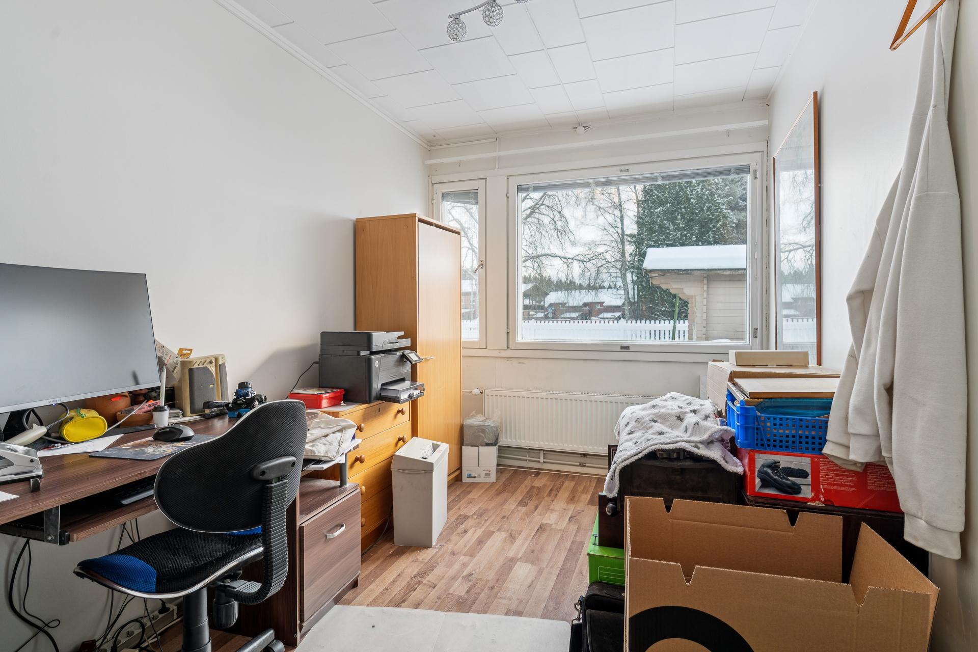 Kolmas makuuhuone/työhuone, ikkunat takapihan puolella