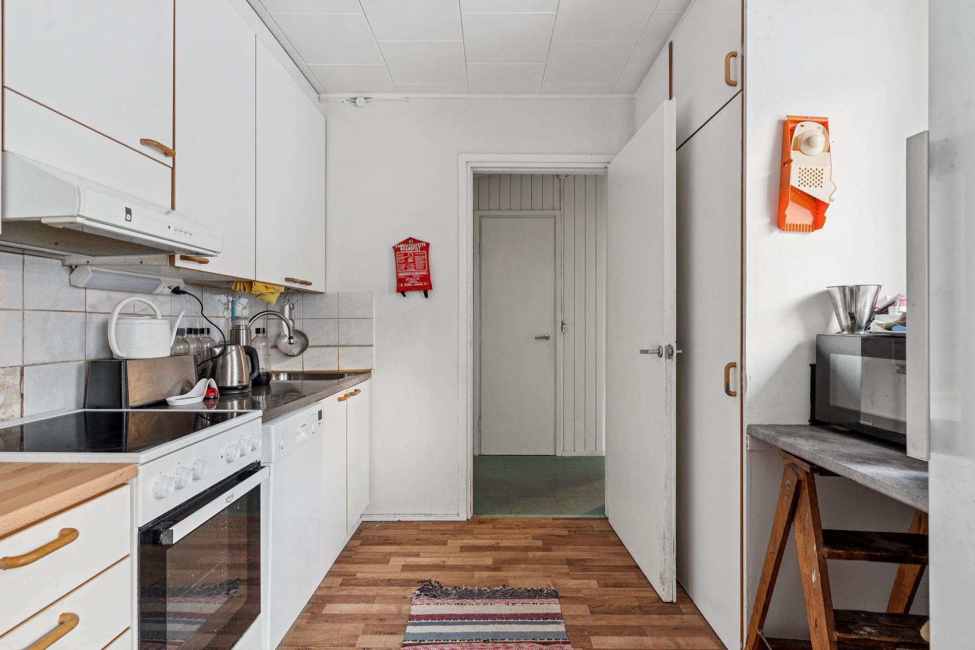 Keittiö on läpikuljettava ja ikkunasta näkyy kodin takapiha