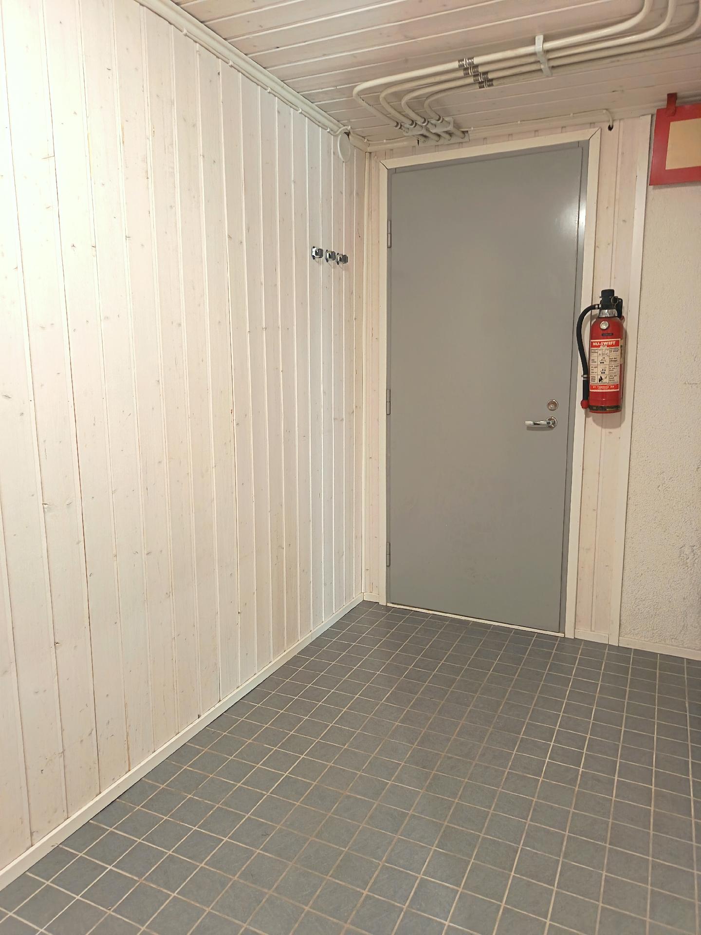 Pukuhuoneesta käynti pannuhuoneen kautta päätyvarastoon