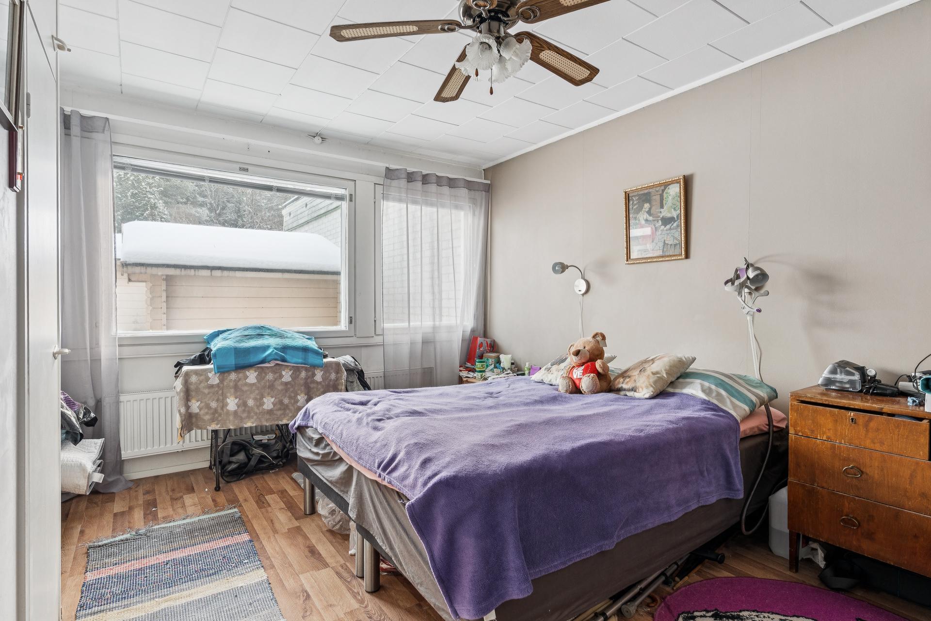 Isoin makuuhuone, ikkunat takapihan puolella