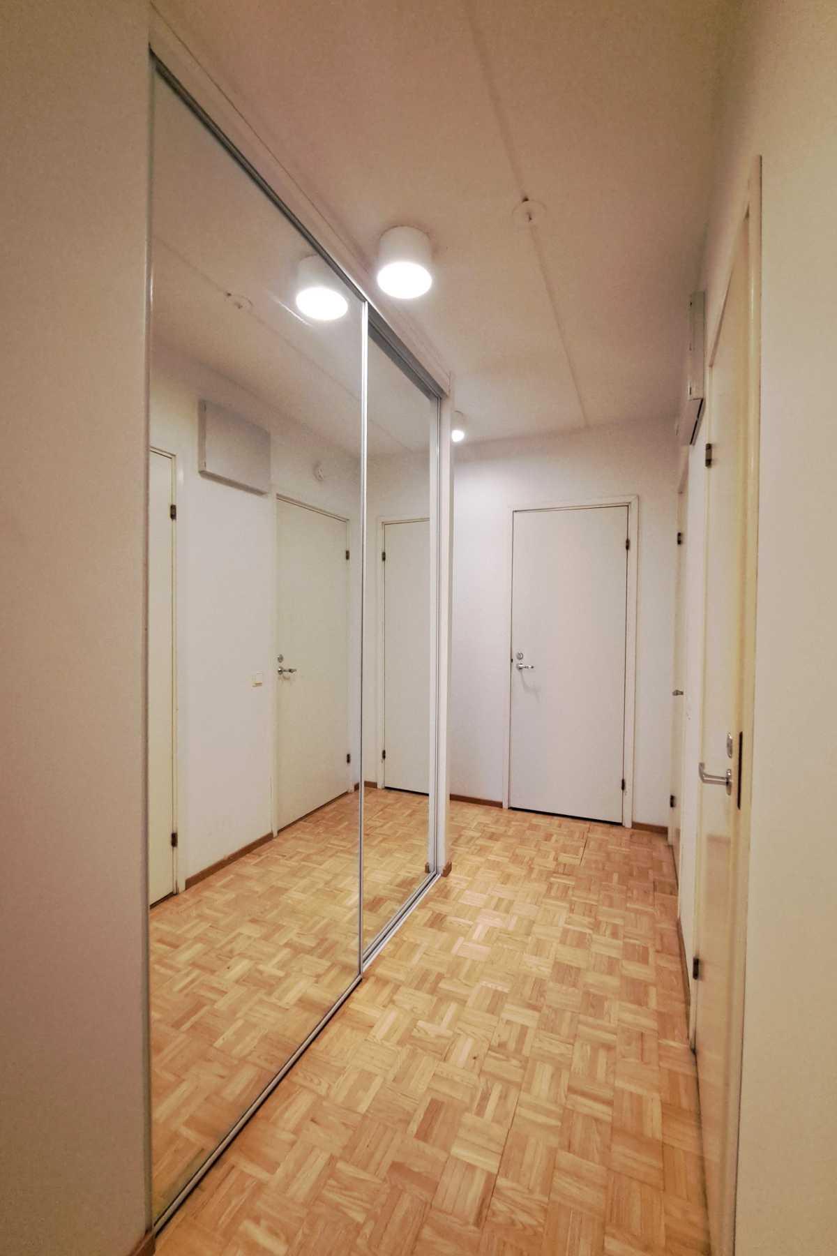 eteiskäytävä_peililiukuovi kaapisto