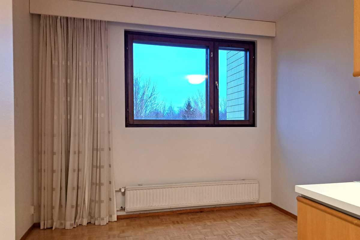 ruokailutila keittiön suunnalta