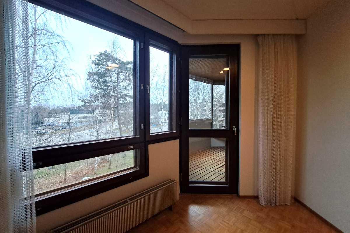 käynti parvekkeelle pieni mh kautta