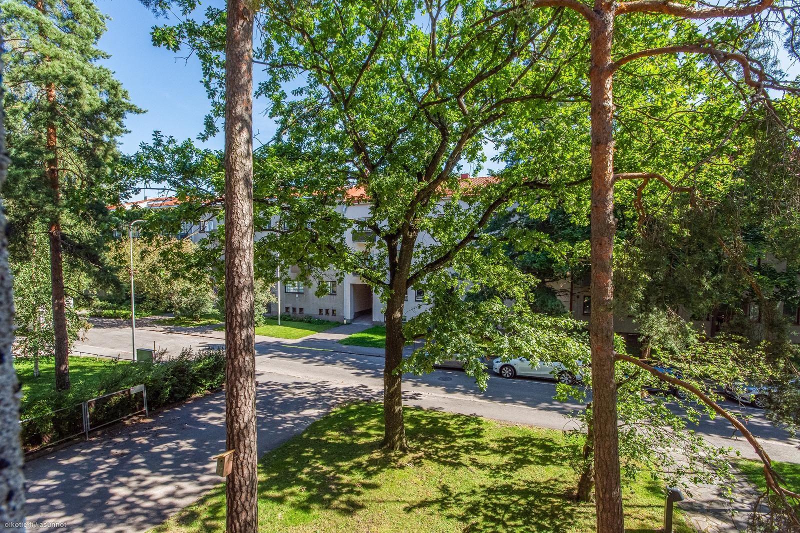 vehreät näkymät pihalle/kadulle