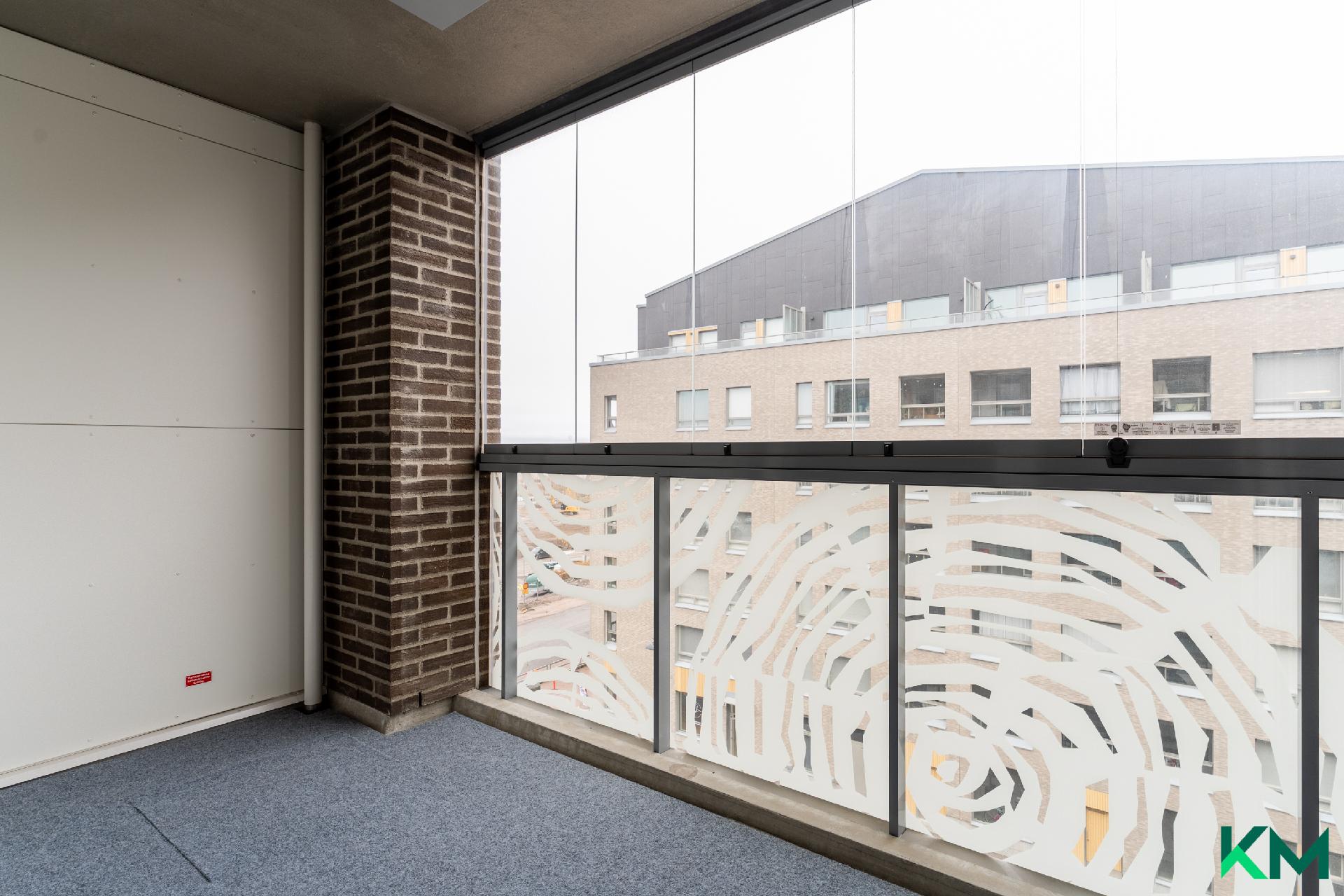 Lasitettu ja tilava parveke