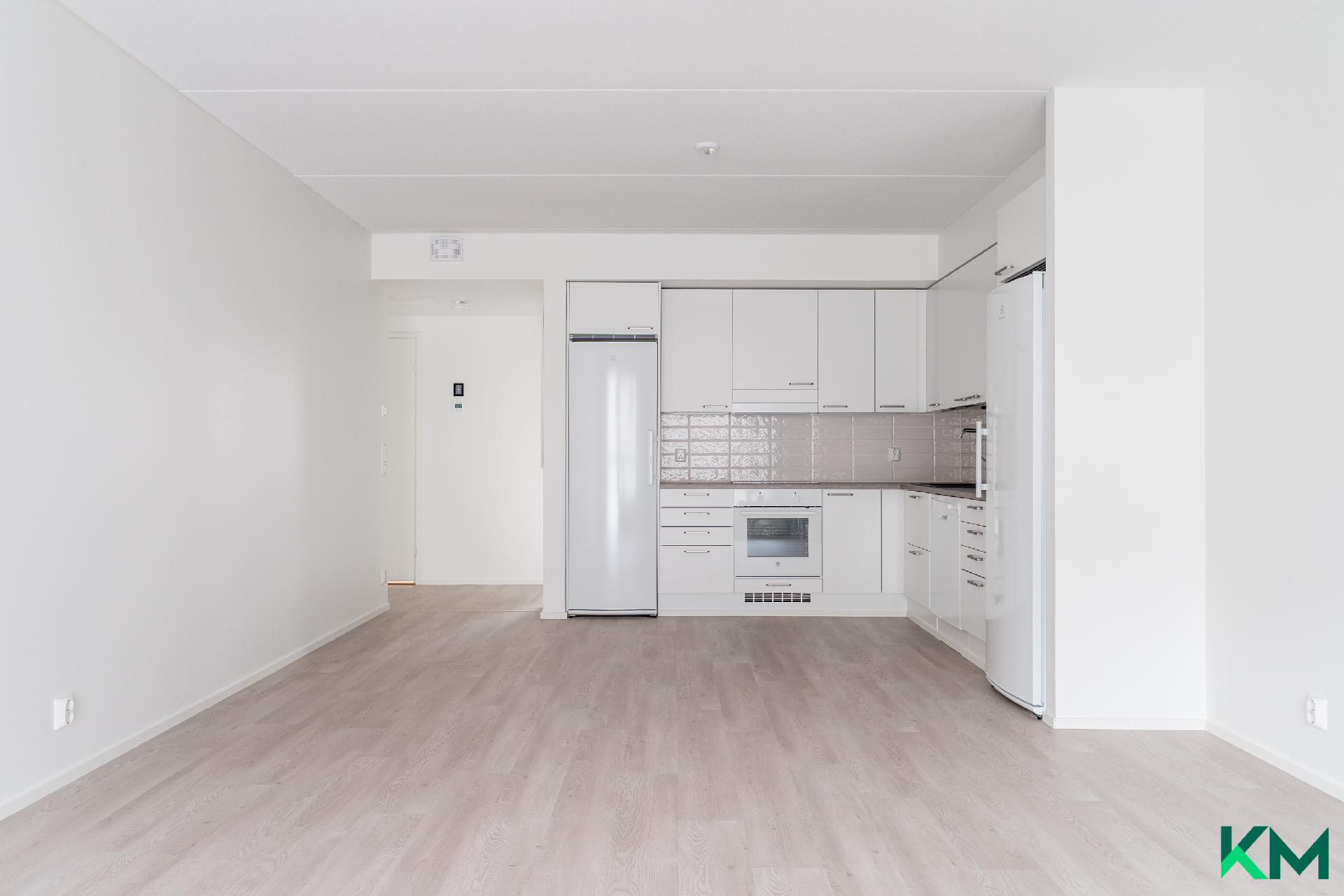 Ikkunoilta olohuoneen ja keittiön suuntaan