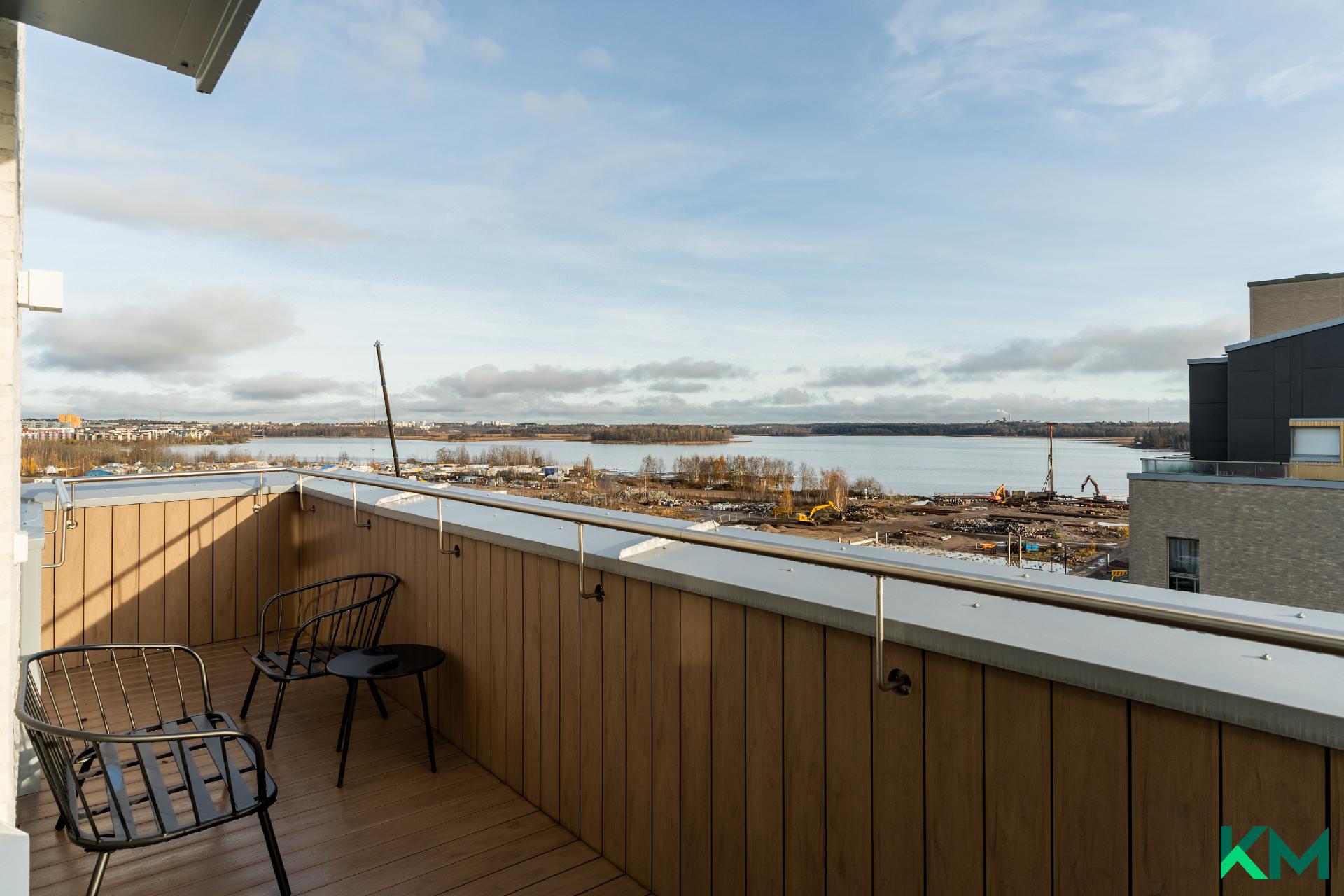 Monitoimitilan parveke etelän suuntaan merinäkymin