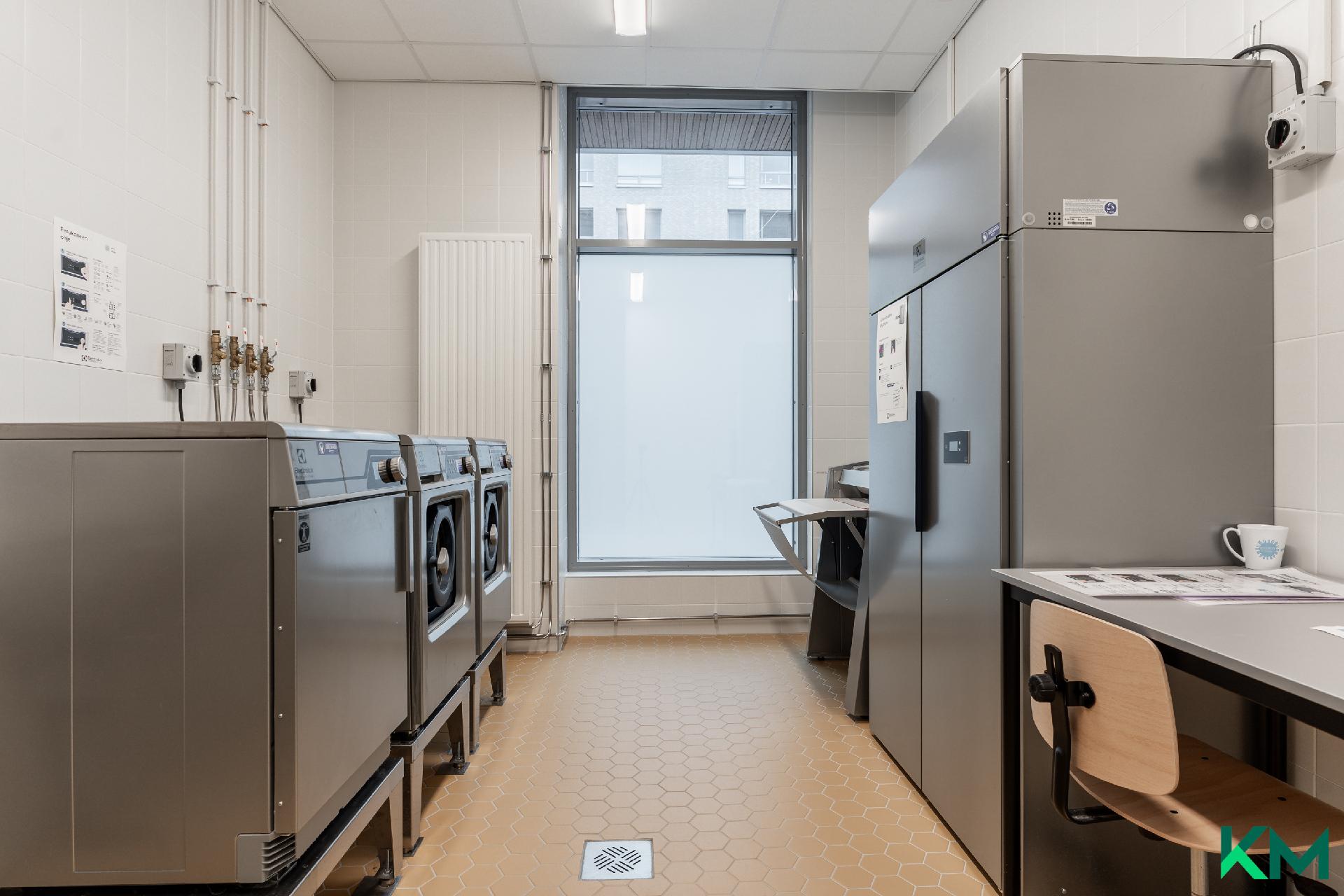 Moderni talopesula monipuolisine laitteineen