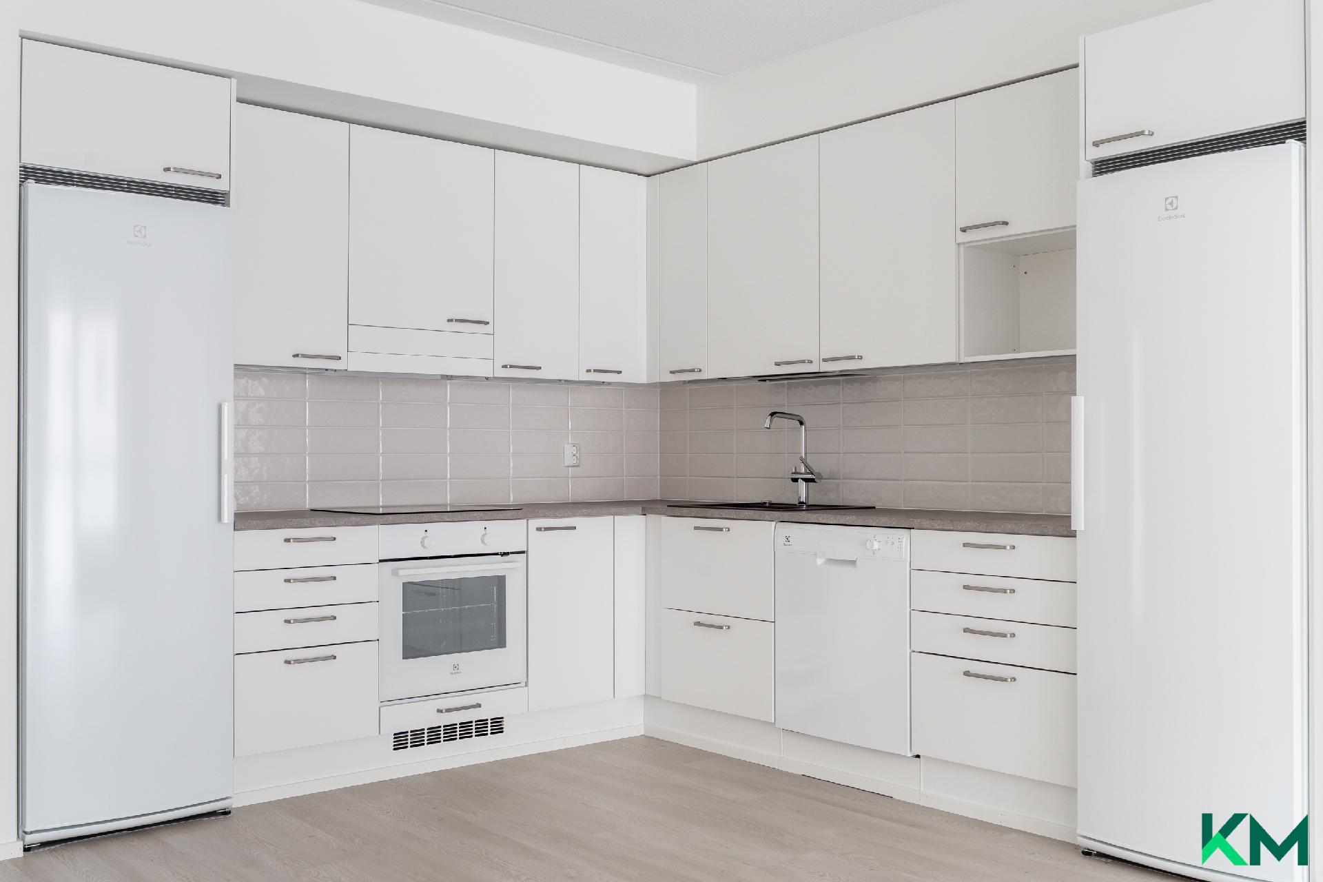 Hyvin varusteltu ja tilava keittiö