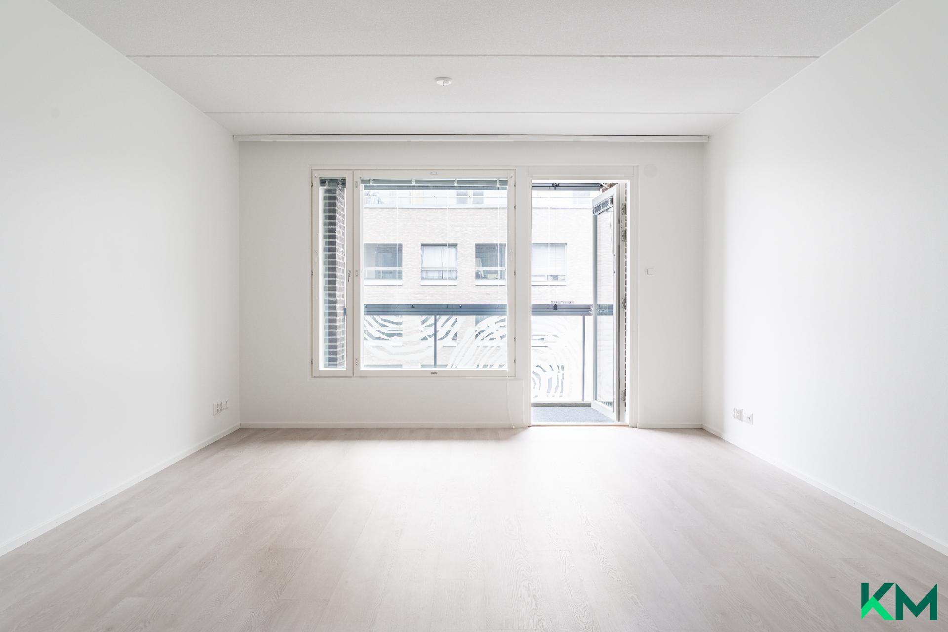 Olohuoneesta lasitetulle parvekkeelle