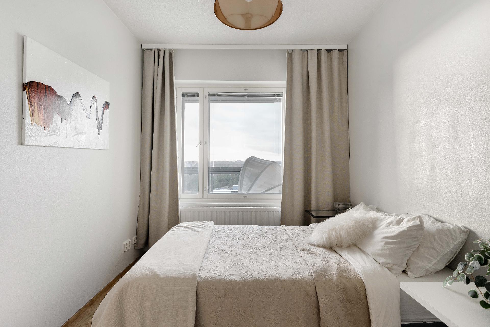 Makuuhuoneessa on kaapistot ja