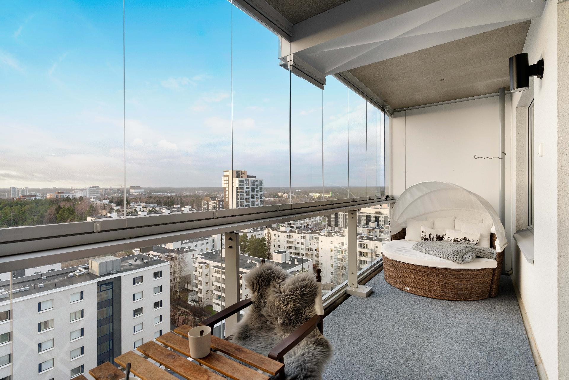 Tilavalla parvekkeella saa ihailla avaria näkymiä