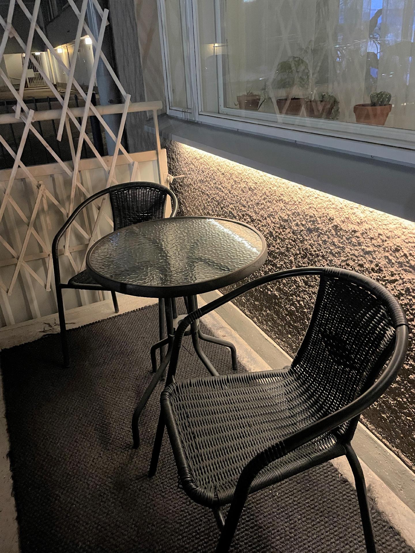 Rauhallinen sisäpihaparveke iltavalaistuksessa