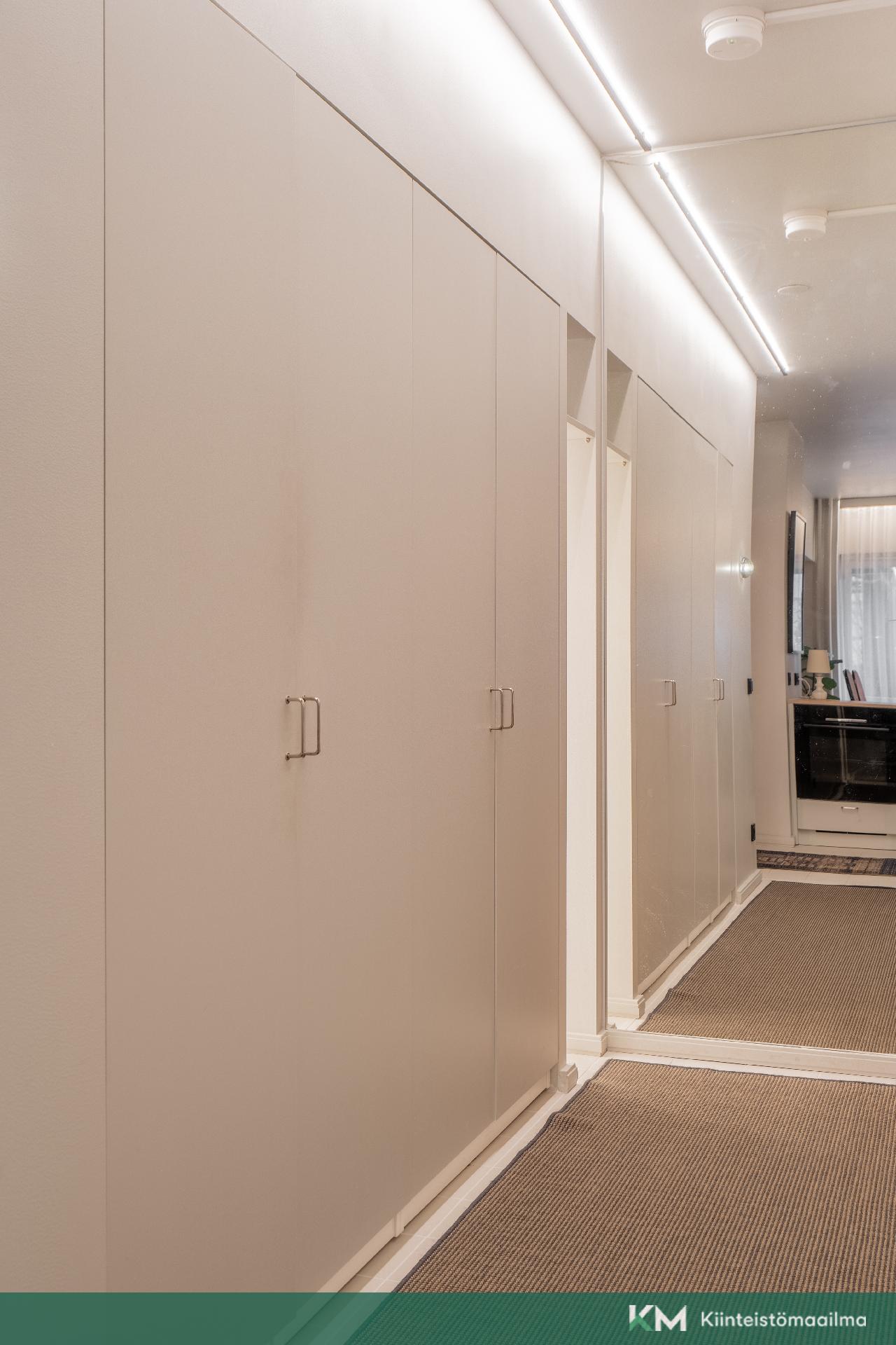 Eteiskäytävällä runsaasti säilytystilaa