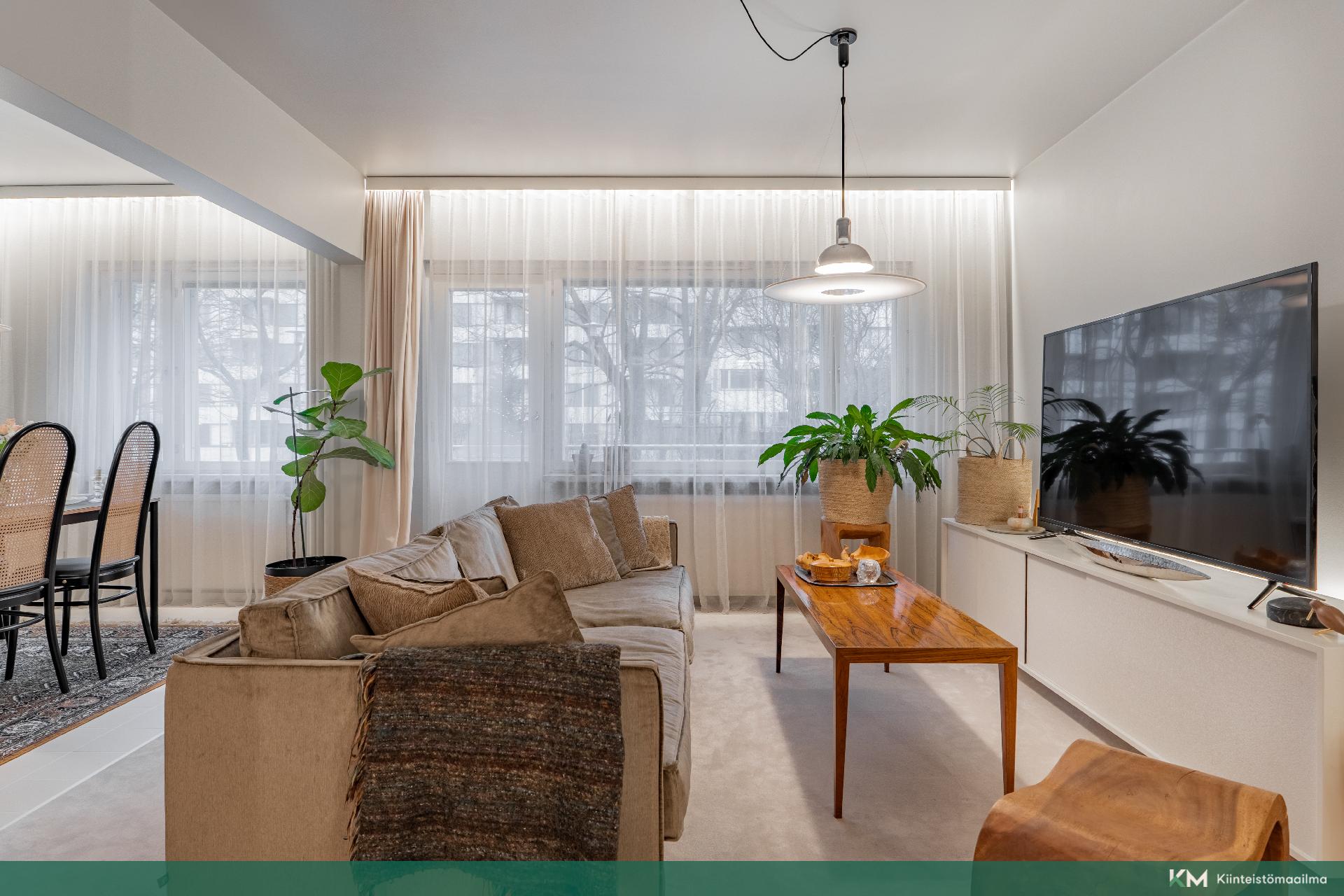 Olohuoneesta käynti parvekkeelle