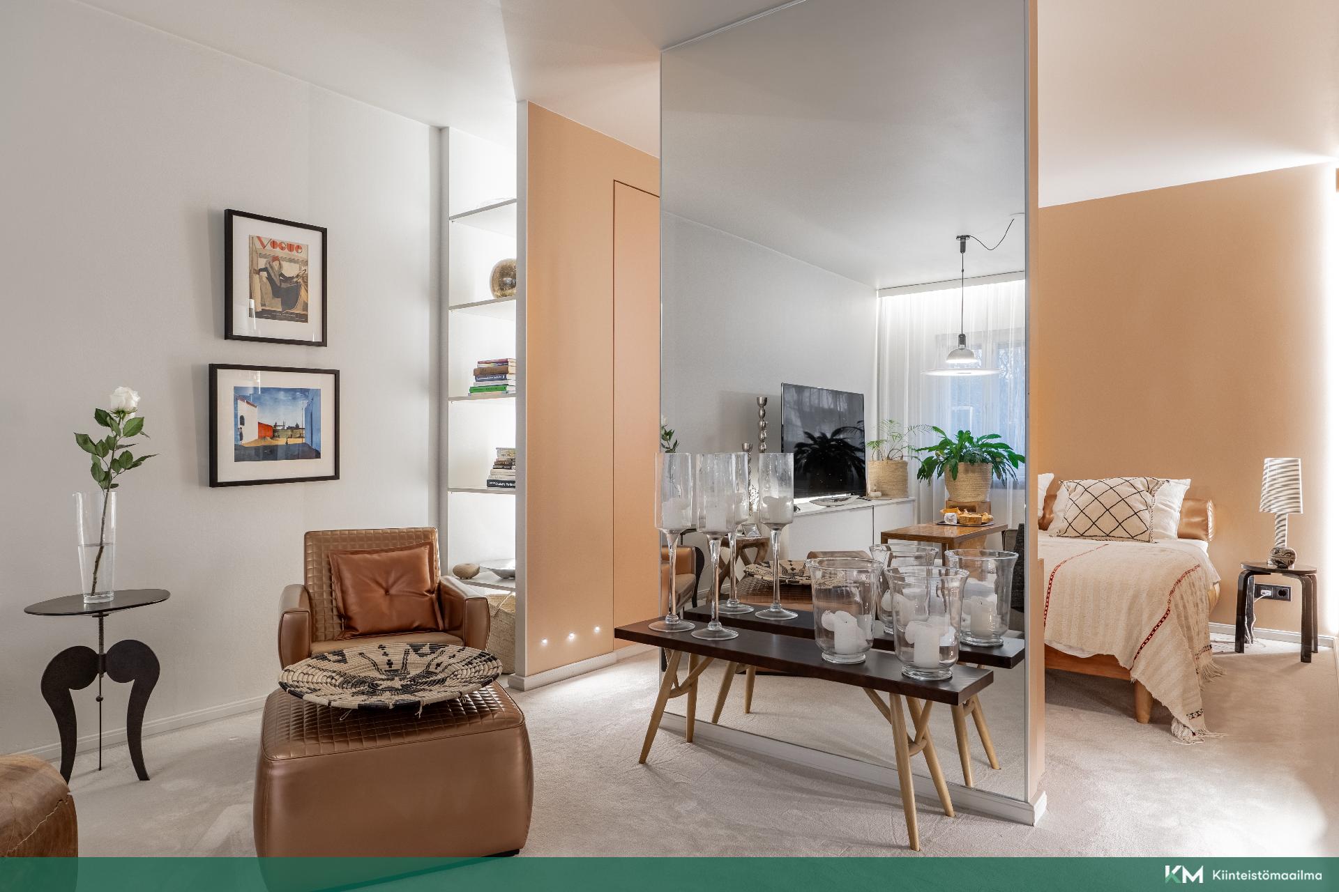 Näkymä olohuoneesta makuuhuoneeseen