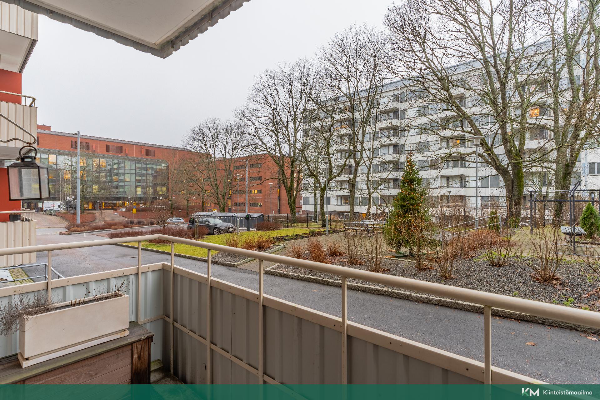 Parveke rauhalliselle sisäpihalle