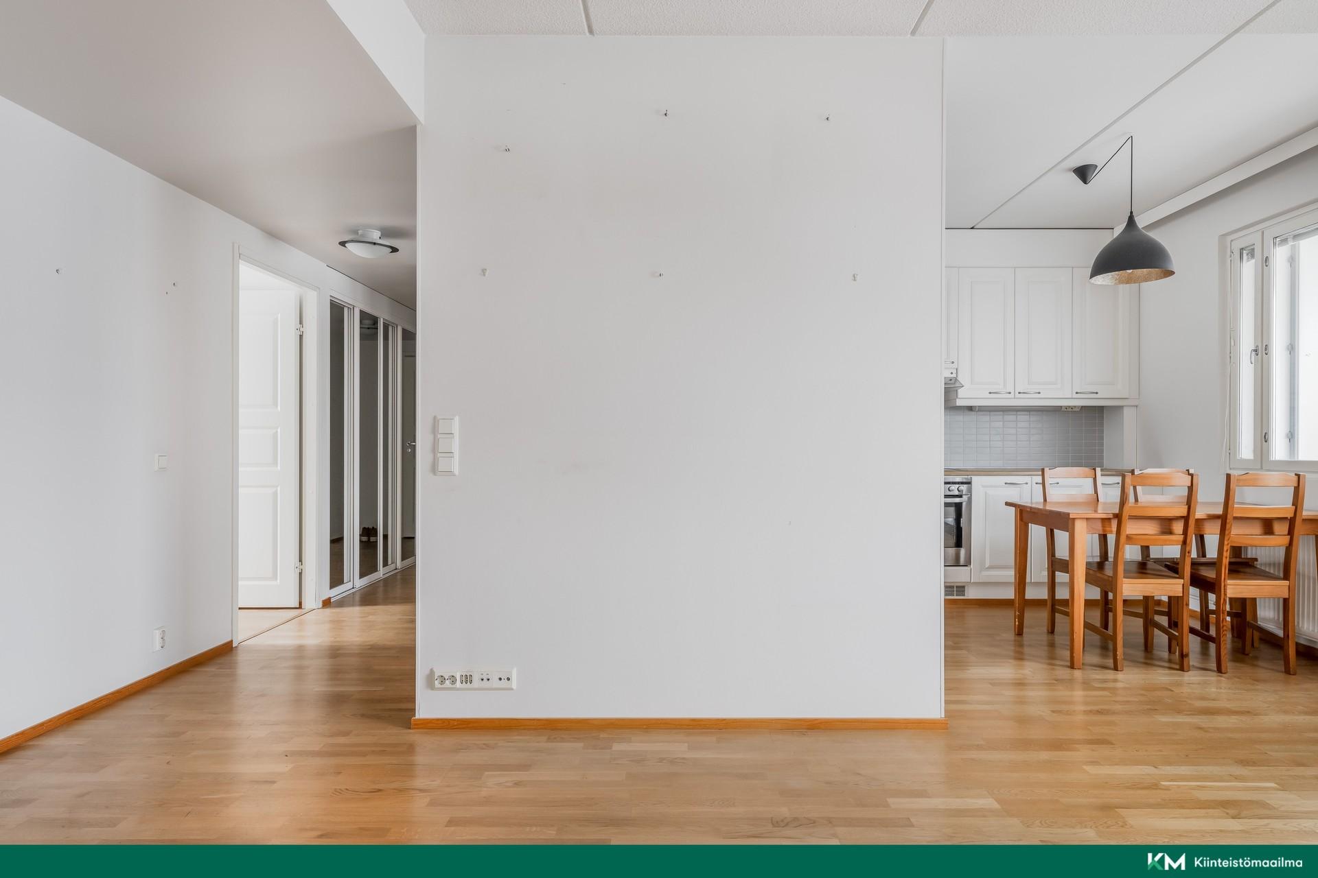 Näkymä olohuoneesta keittiöön