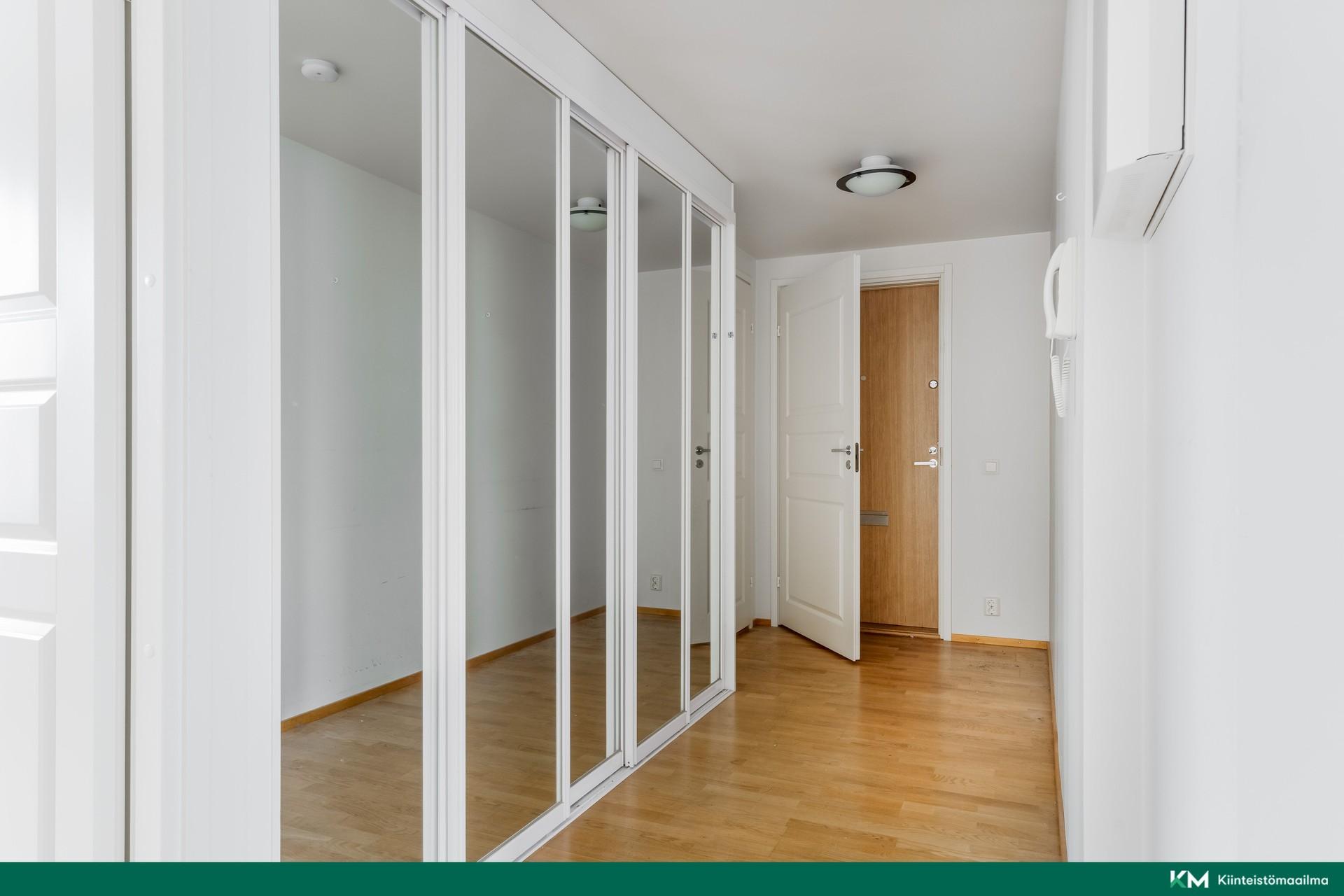 Eteisessä on runsaasti säilytystilaa.