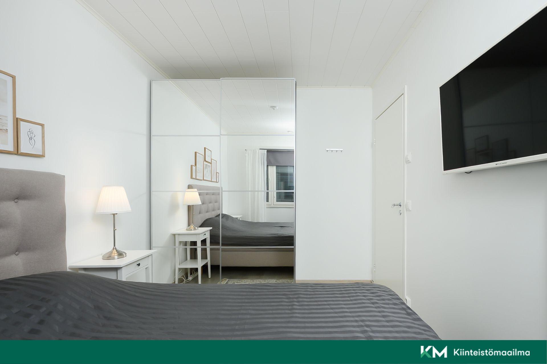 1. makuuhuoneessa liukuovikaapistot