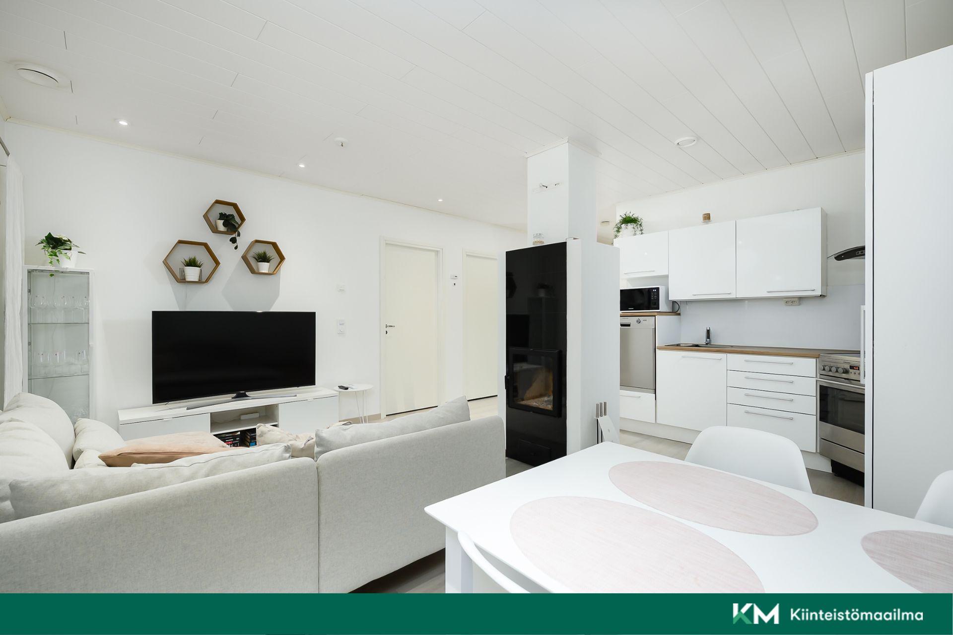 Ruokailutila, olohuone ja keittiö