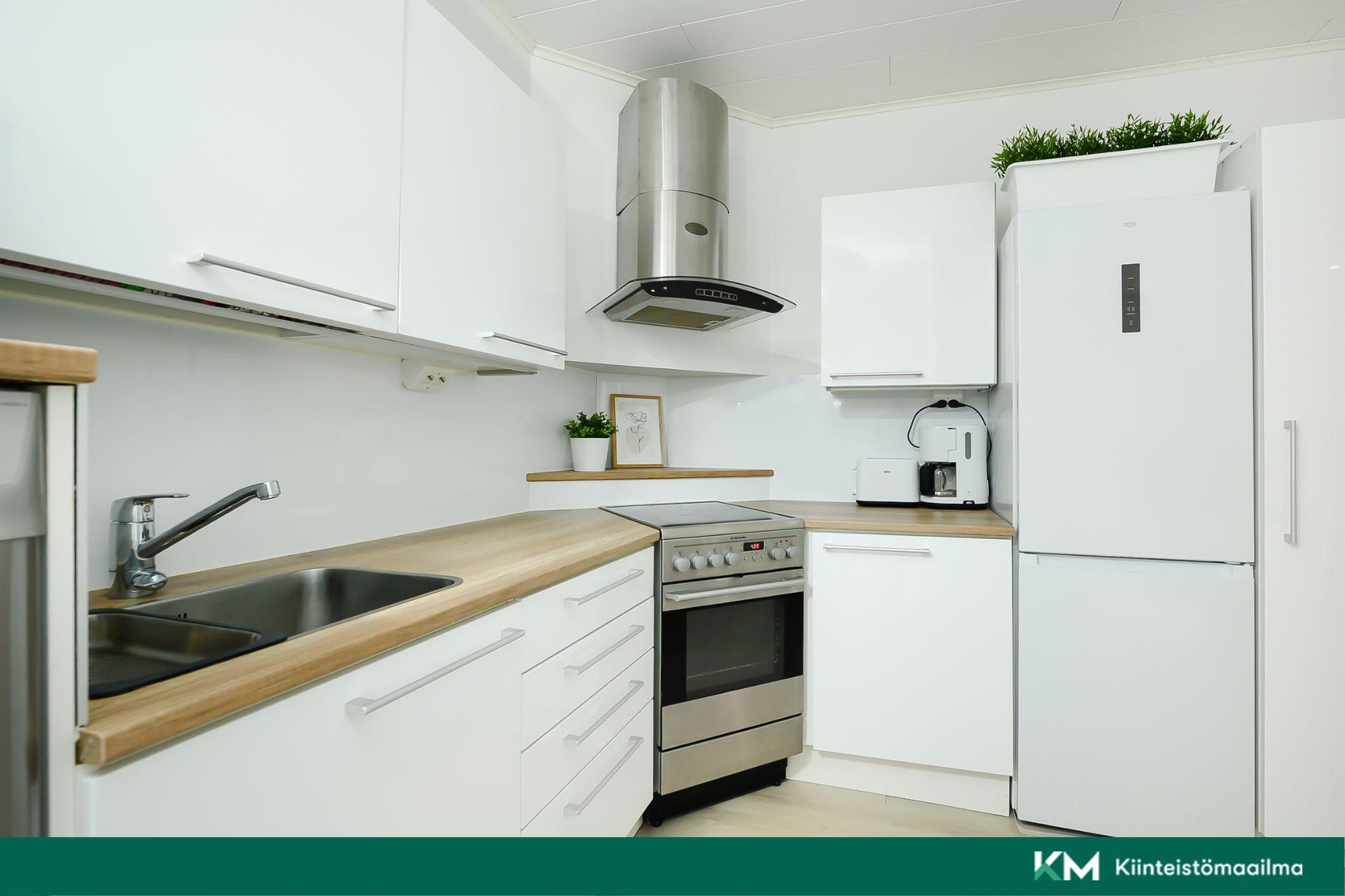 Keittiössä on hyvin kaappitilaa