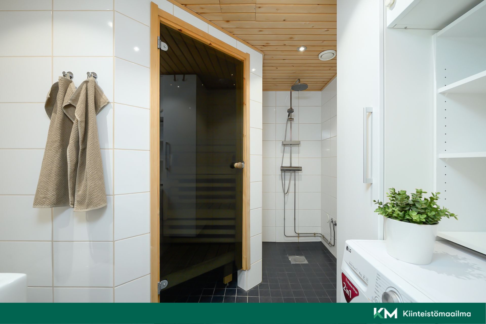 Kylppäri/wc ja ovi saunaan