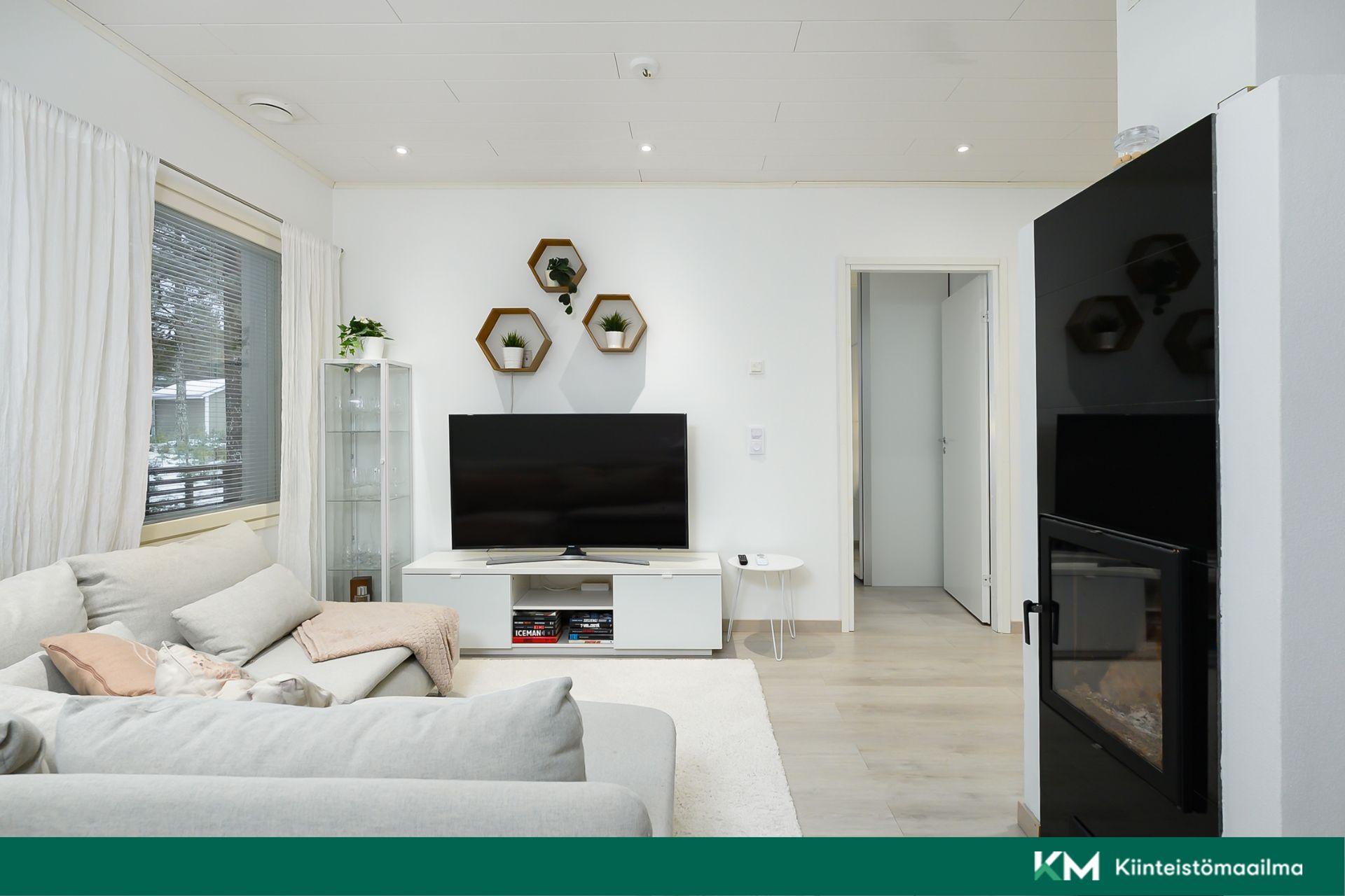 Olohuone ja makuuhuoneen ovi