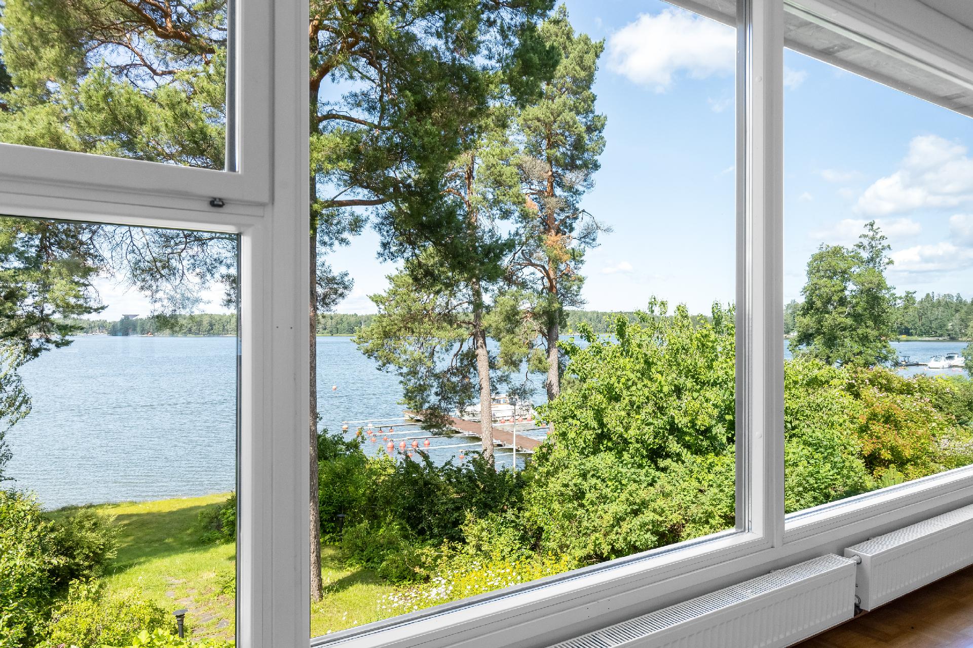 Ikkunarivistö avautuu laajasti