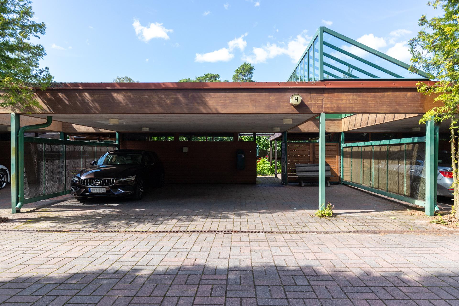 Todella tilava 3 auton autokatos