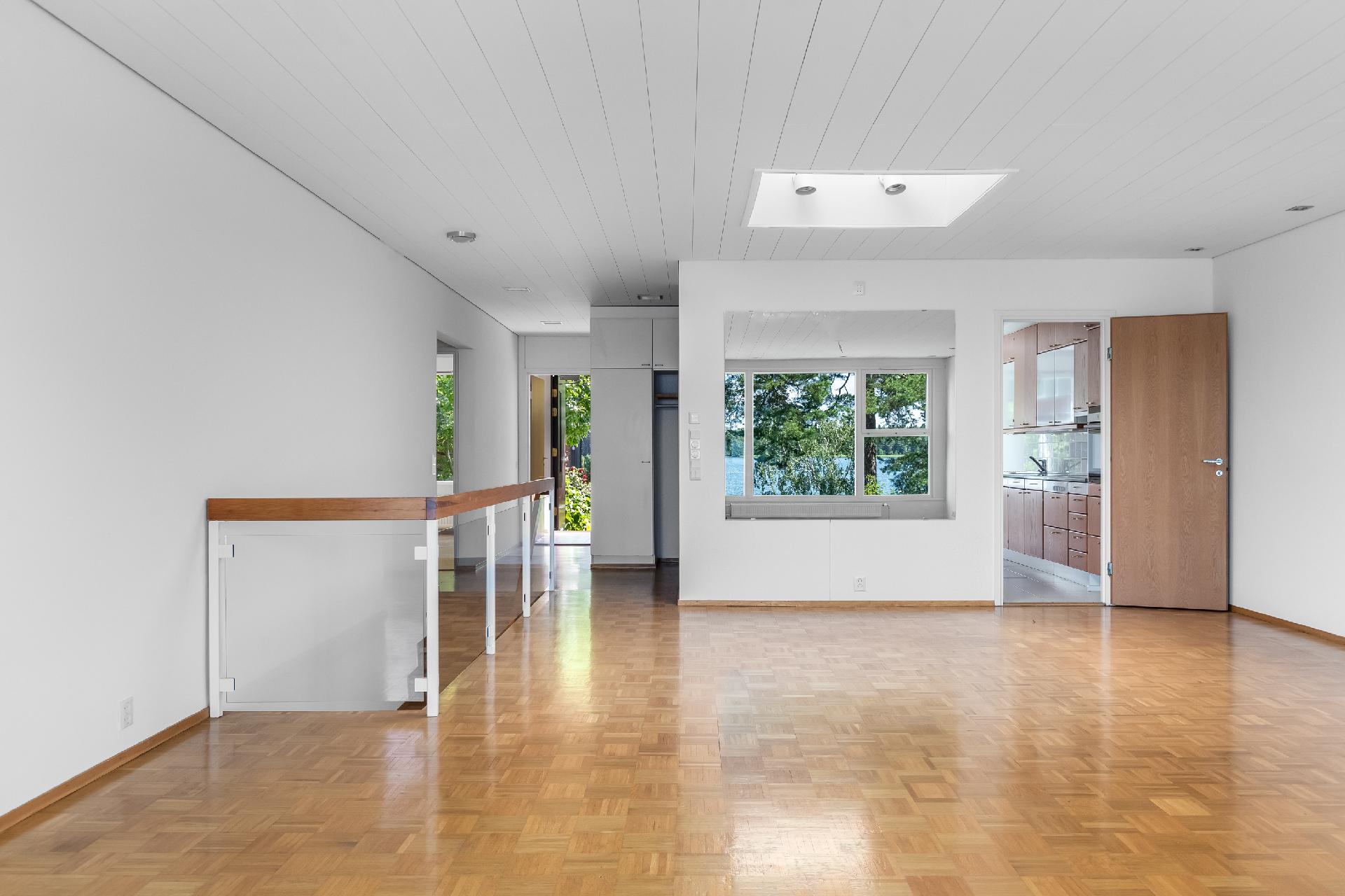 Isot tilat kylpevät valossa