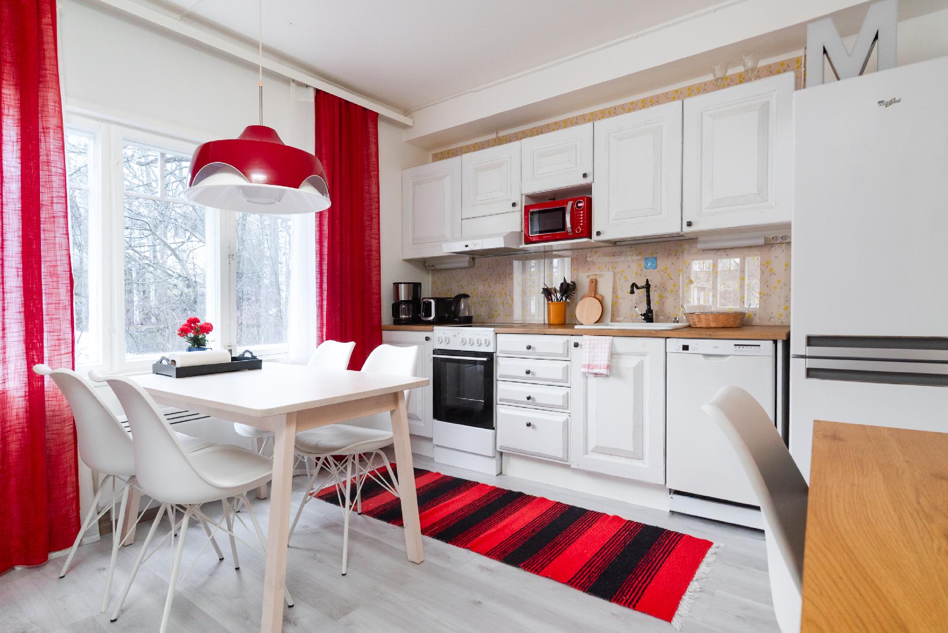 Alakerran huoneiston keittiö