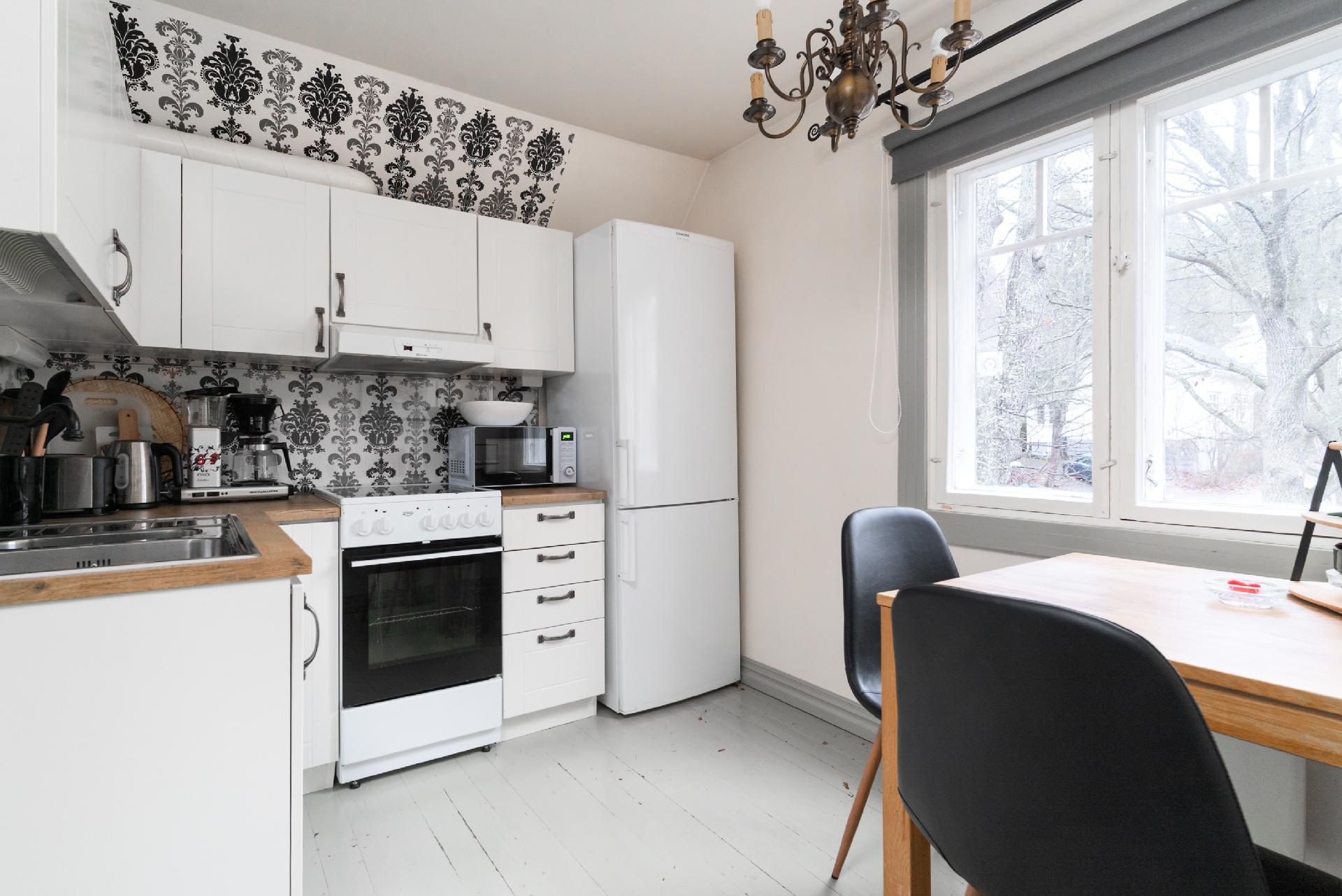 Yläkerran huoneiston keittiö