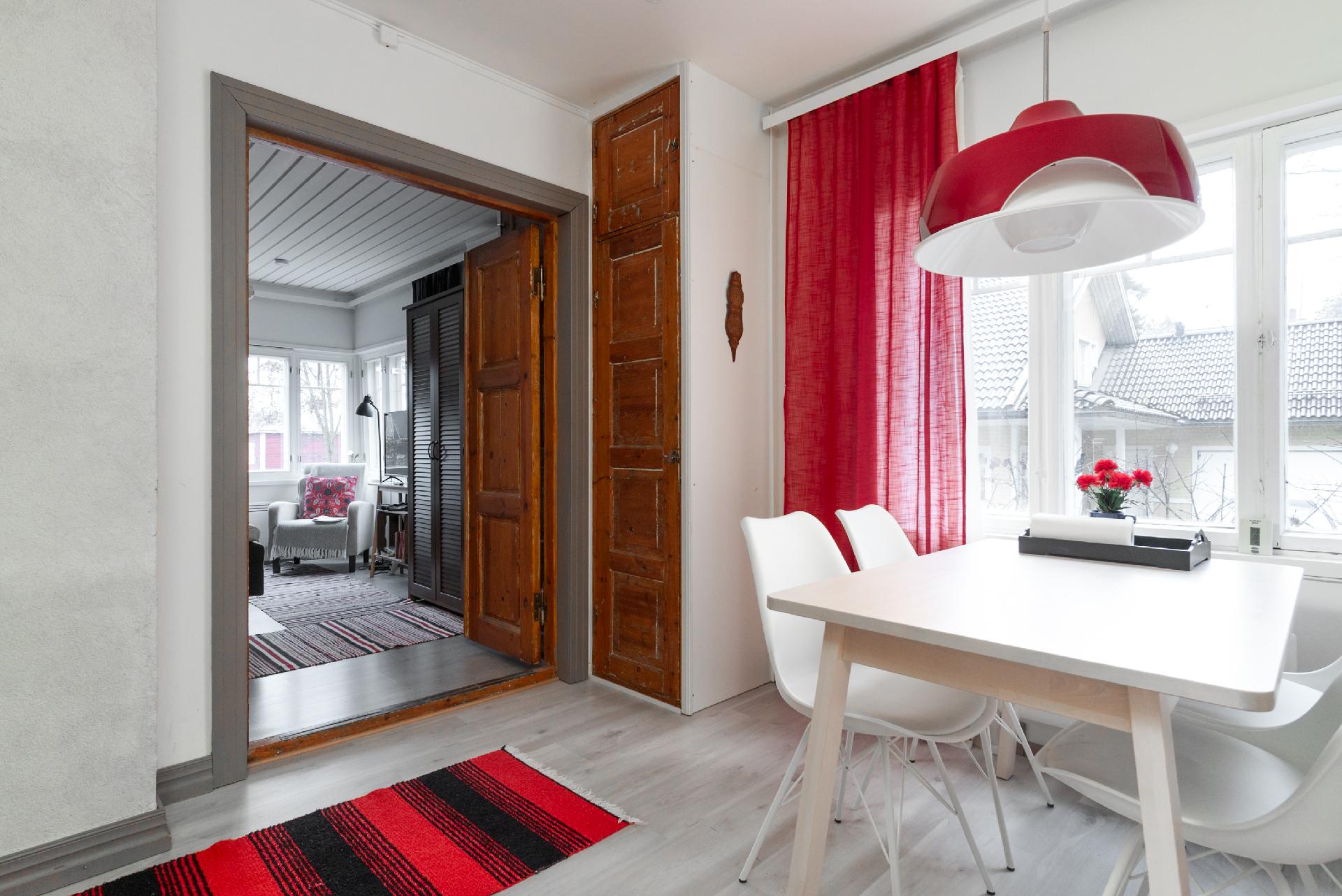 Alakerran huoneiston keittiö