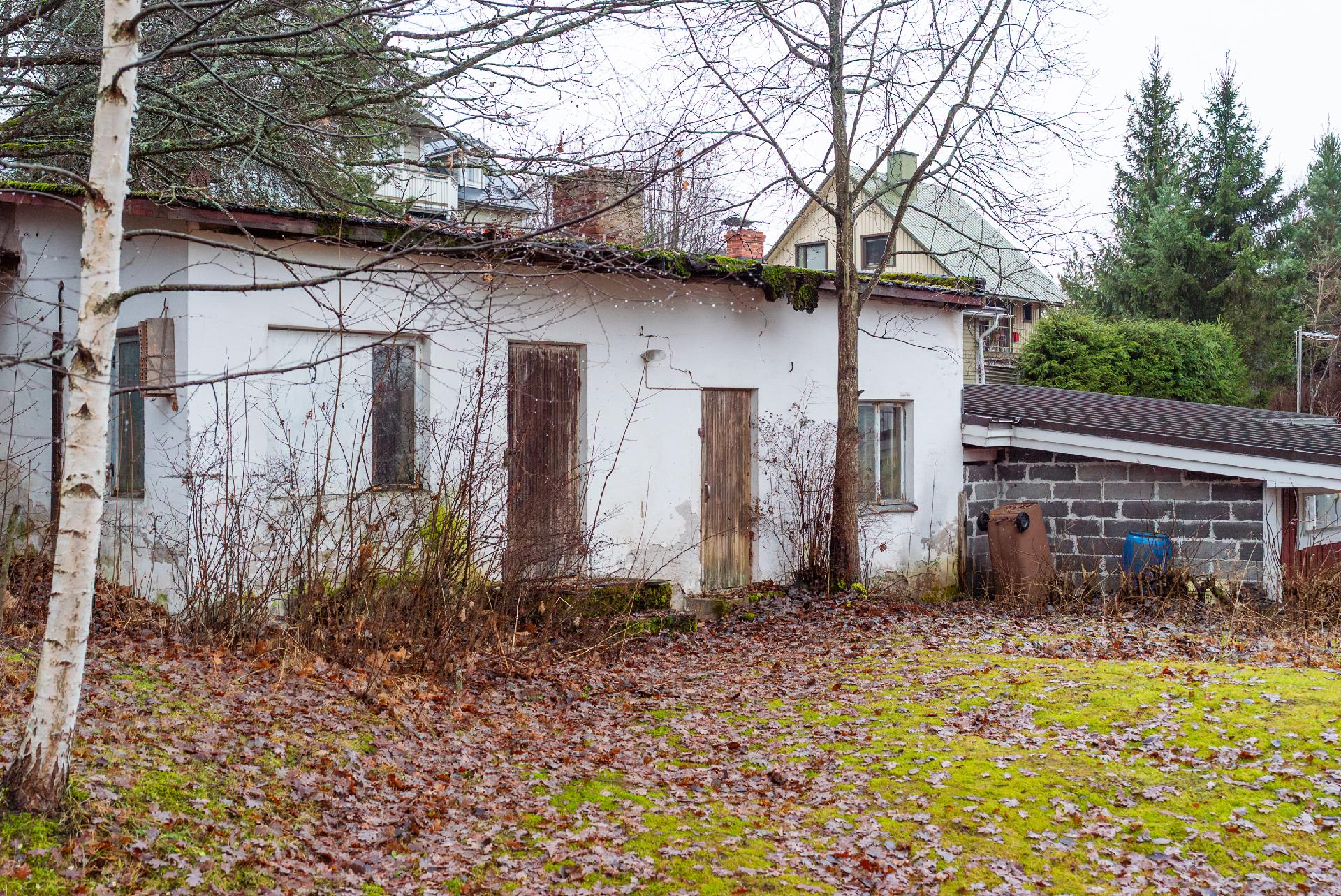 Purkukuntoinen ulkorakennus