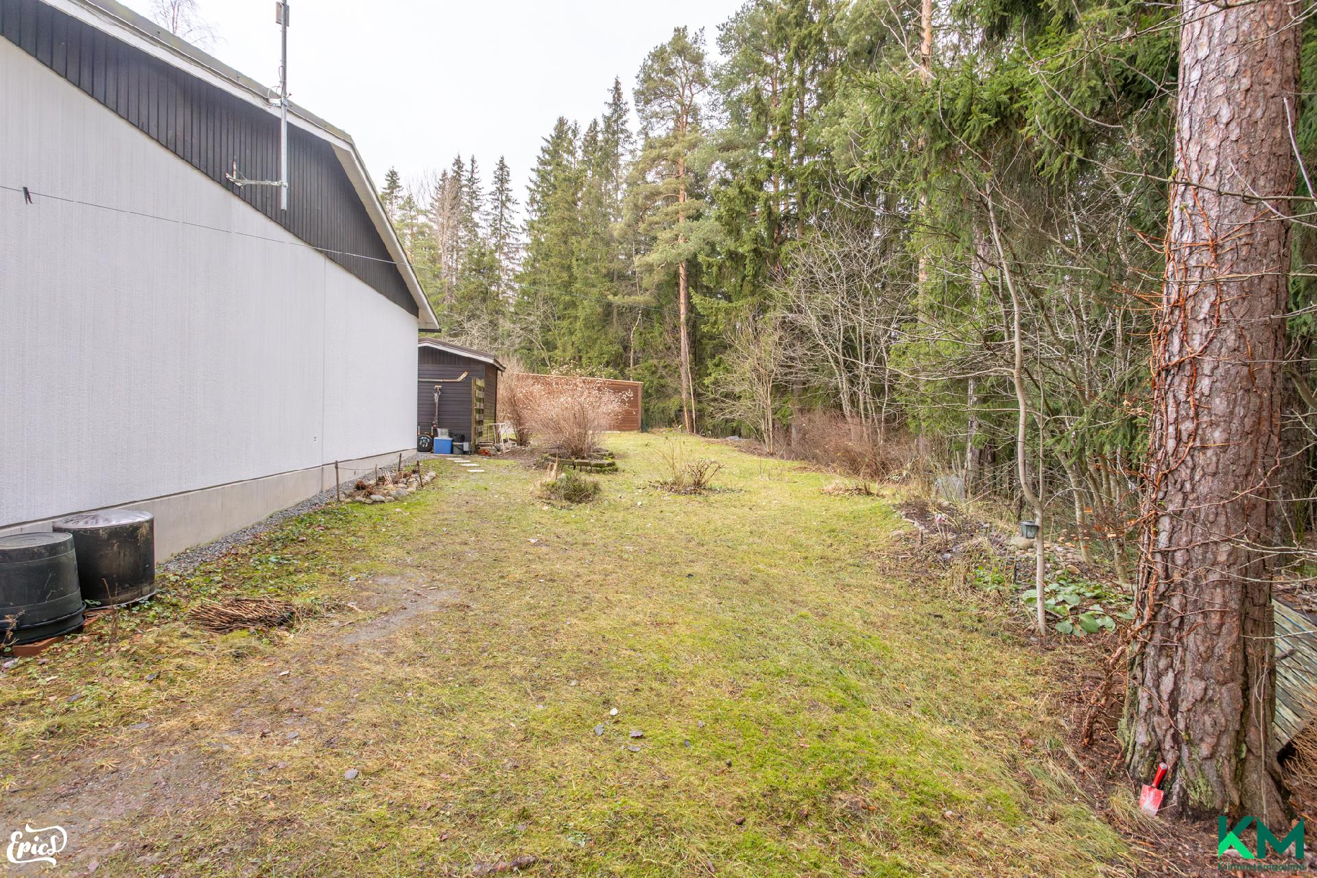 Talon pääty ja käytössä olevaa piha-aluetta