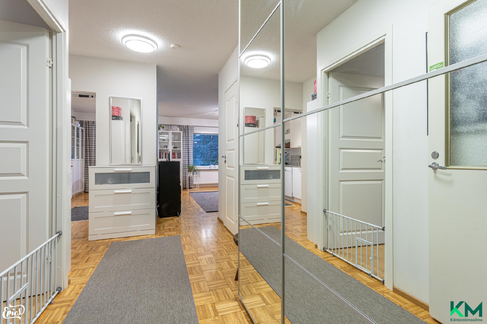 Näkymä tuulikaapista asuntoon