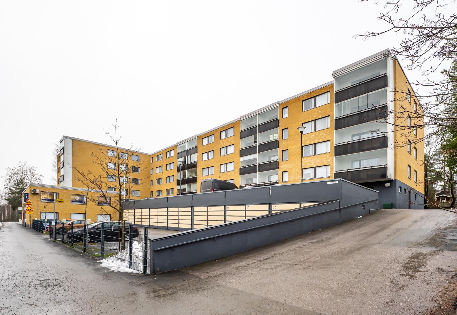 Erinomainen sijainti lähellä keskustan kaikkia palveluja. Tervetuloa tutustumaan!