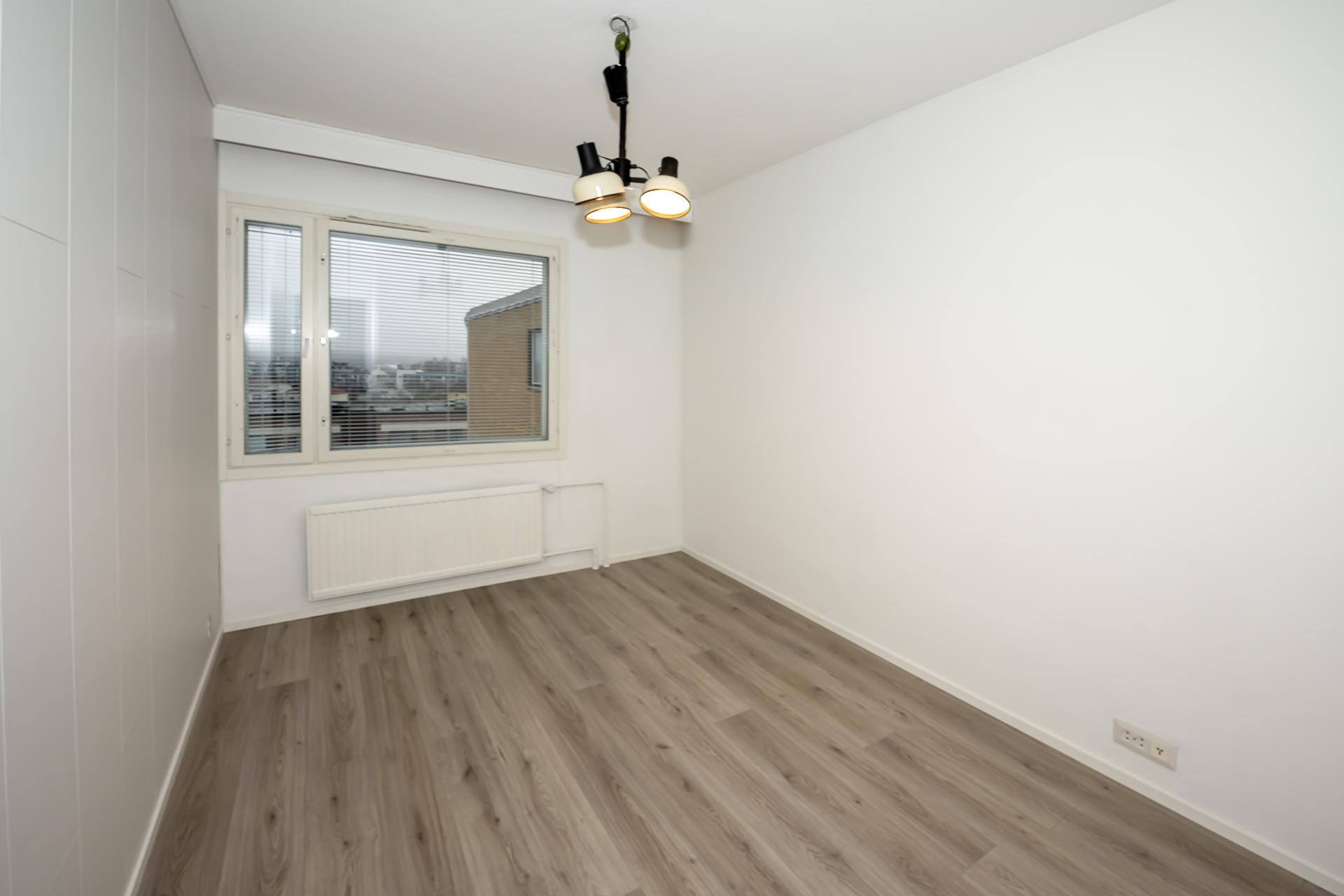 Ensimmäinen makuuhuone sisääntulossa.