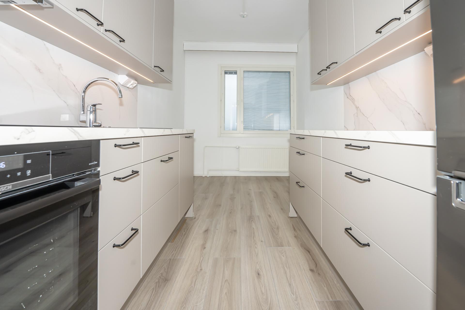 Ikkunan edessä on hyvä tila ruokapöydälle.