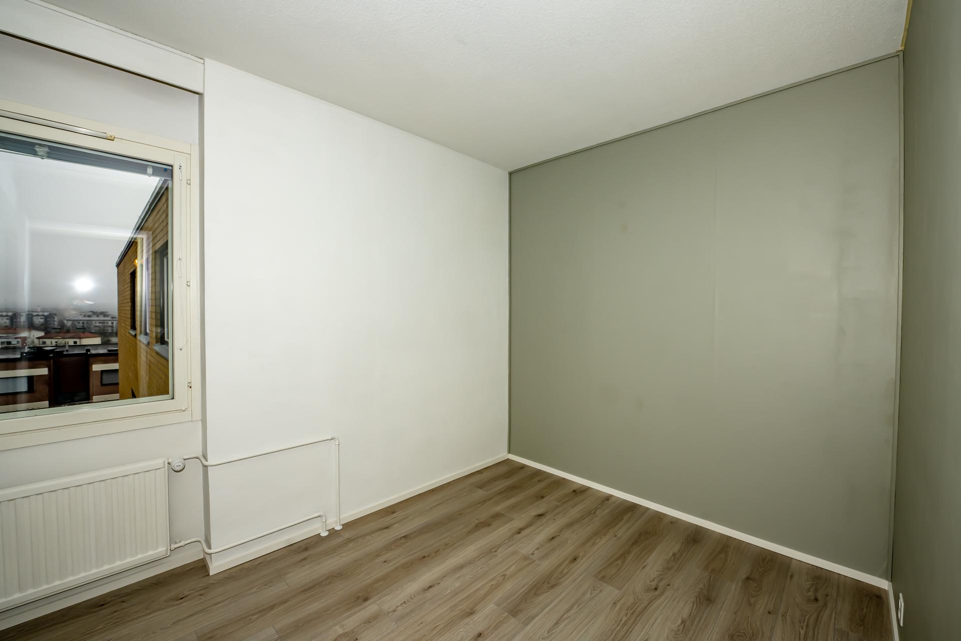 Toiseen makuuhuoneeseen on käynti olohuoneesta.