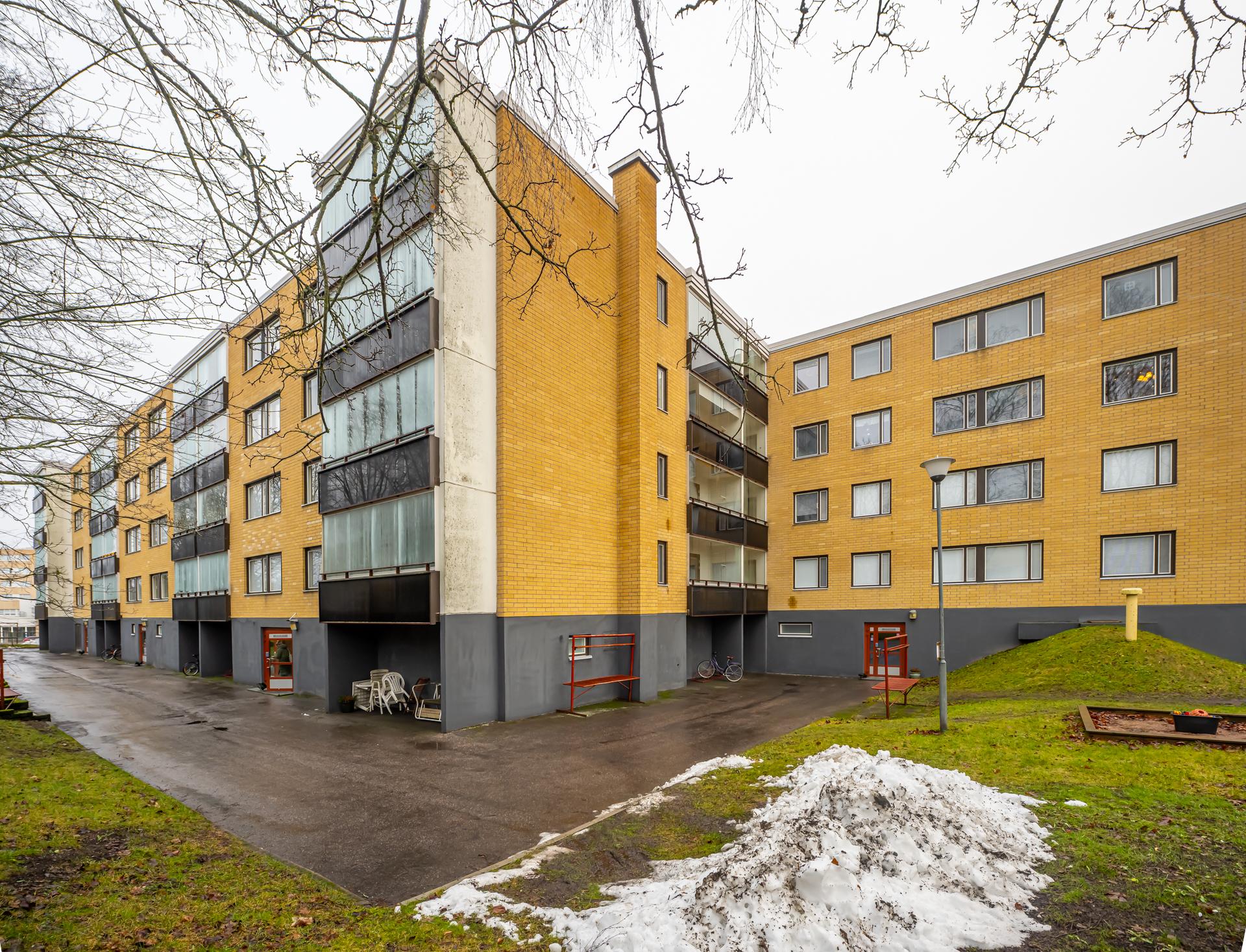 Kuvaa sisäpihalta, jossa lasten leikkipaikka.