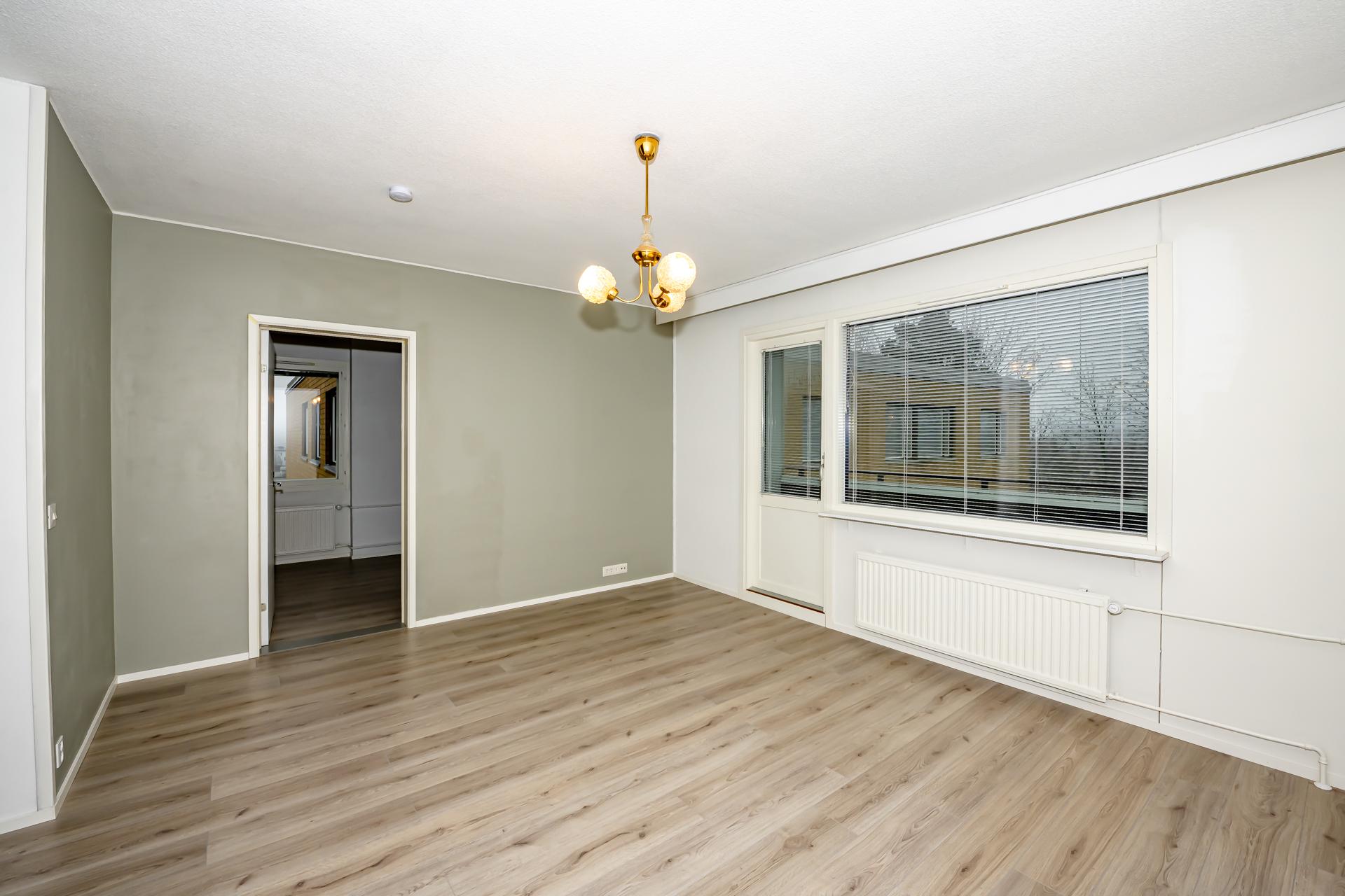 Kodissa on harmoninen värimaailma. Kivankokoisesta olohuoneesta on kulku lasitetulle parvekkeelle.