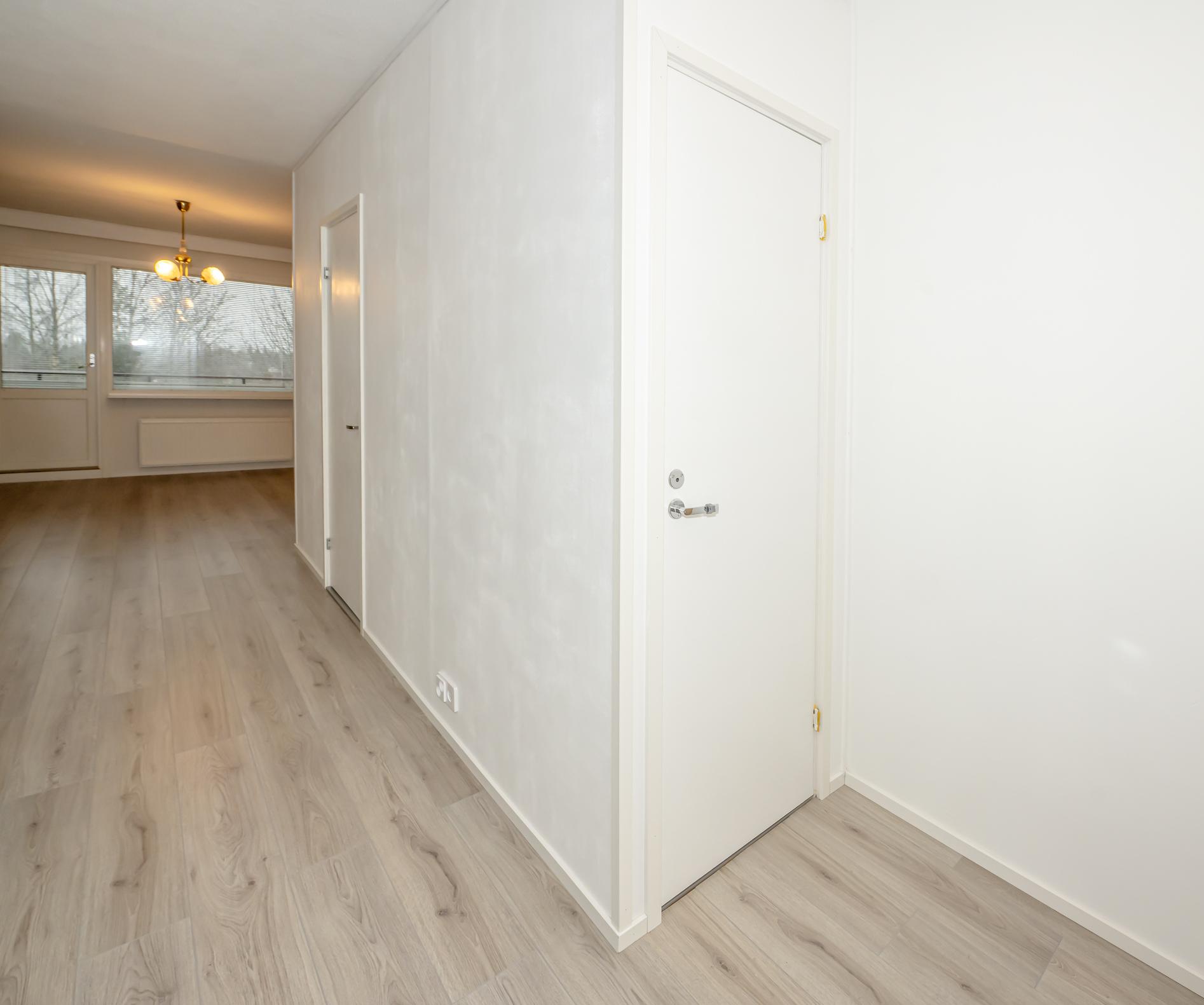 Eteisen yhteydessä on vaatehuone.