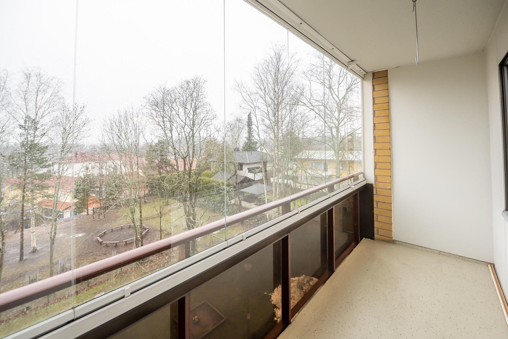 Asunnon parveke on sisäpihalla avautuen länteen.