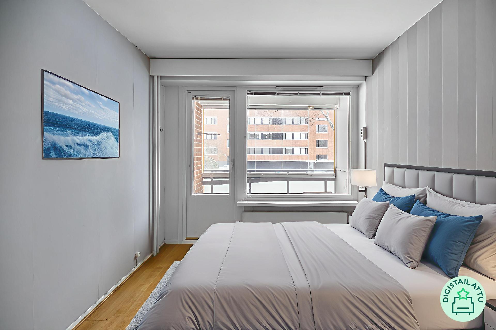 Makuuhuoneesta käynti parvekkeelle.