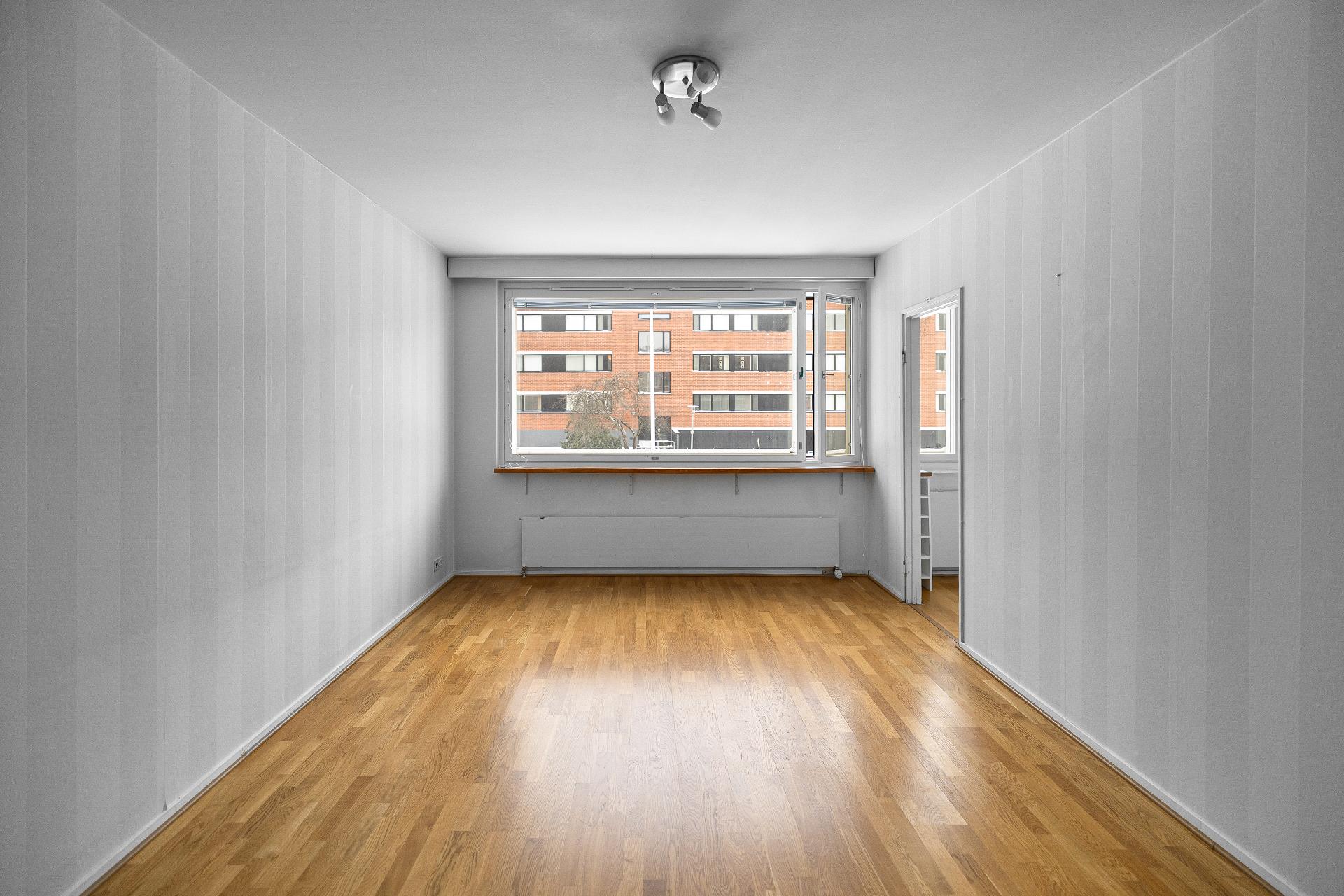 Olohuoneessa iso ikkuna.