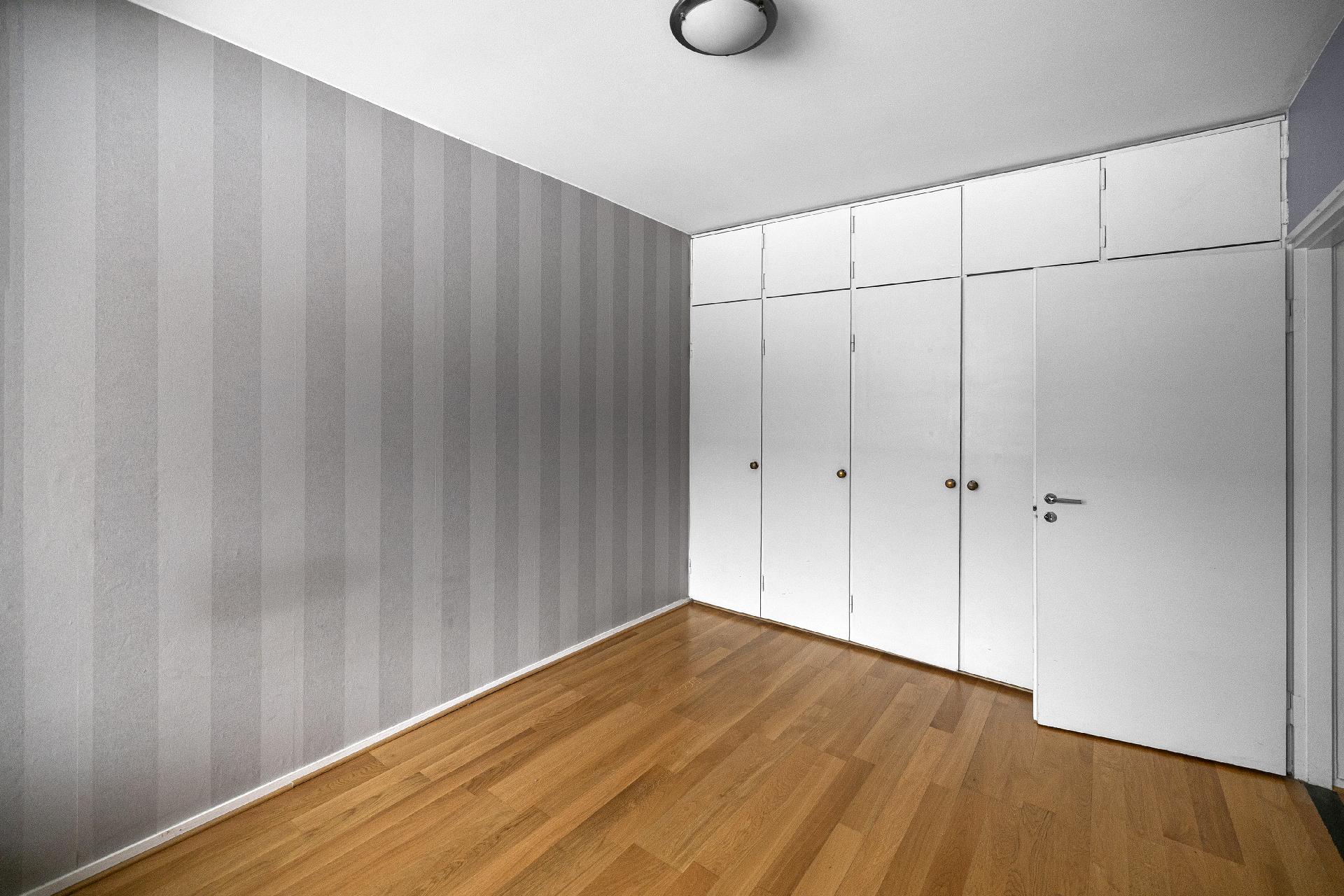 Makuuhuoneessa kaapistot.