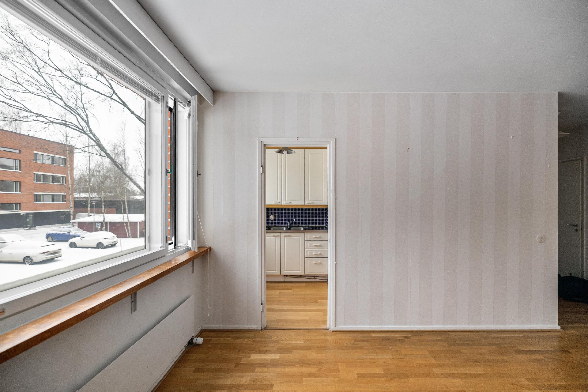 Olohuoneesta käynti tehokkaaseen keittiöön.