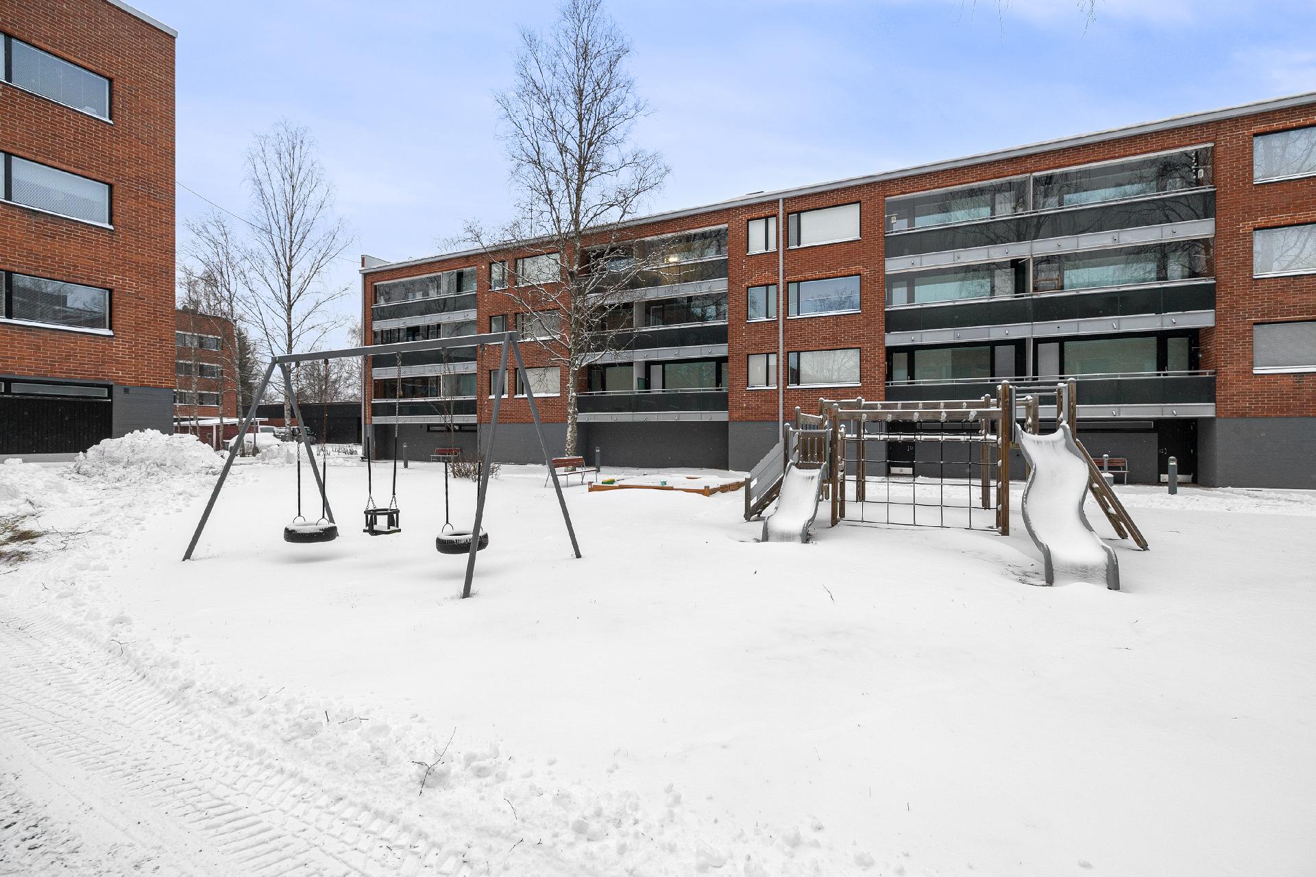 Yhtiön pihassa leikkipaikka.